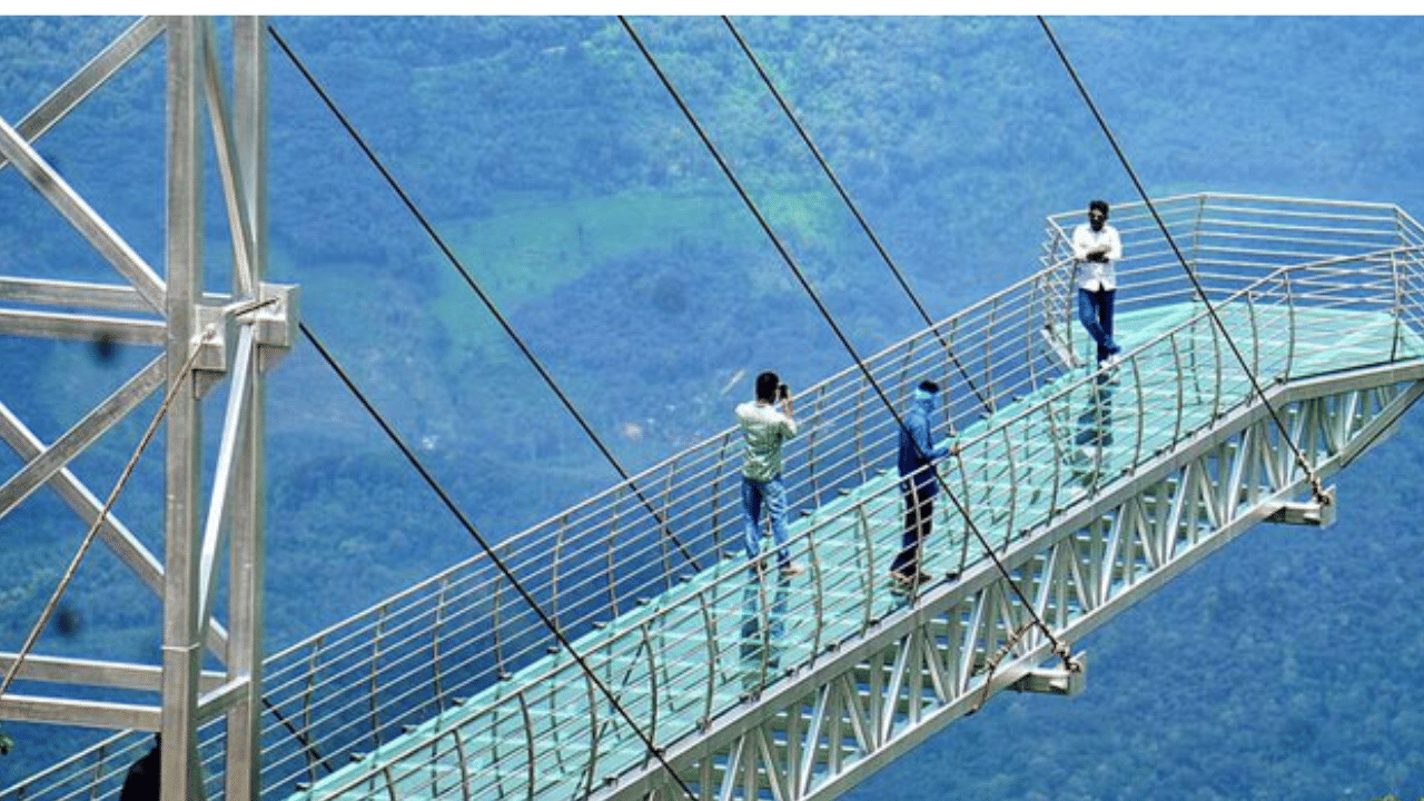 Vagamon Glass Bridge : വാ​ഗമണ്ണിലെ ചില്ലുപാലത്തിൽ കേറണോ... ധൈര്യമായി പോന്നോളൂ... ഉടൻ തുറക്കുന്നു...