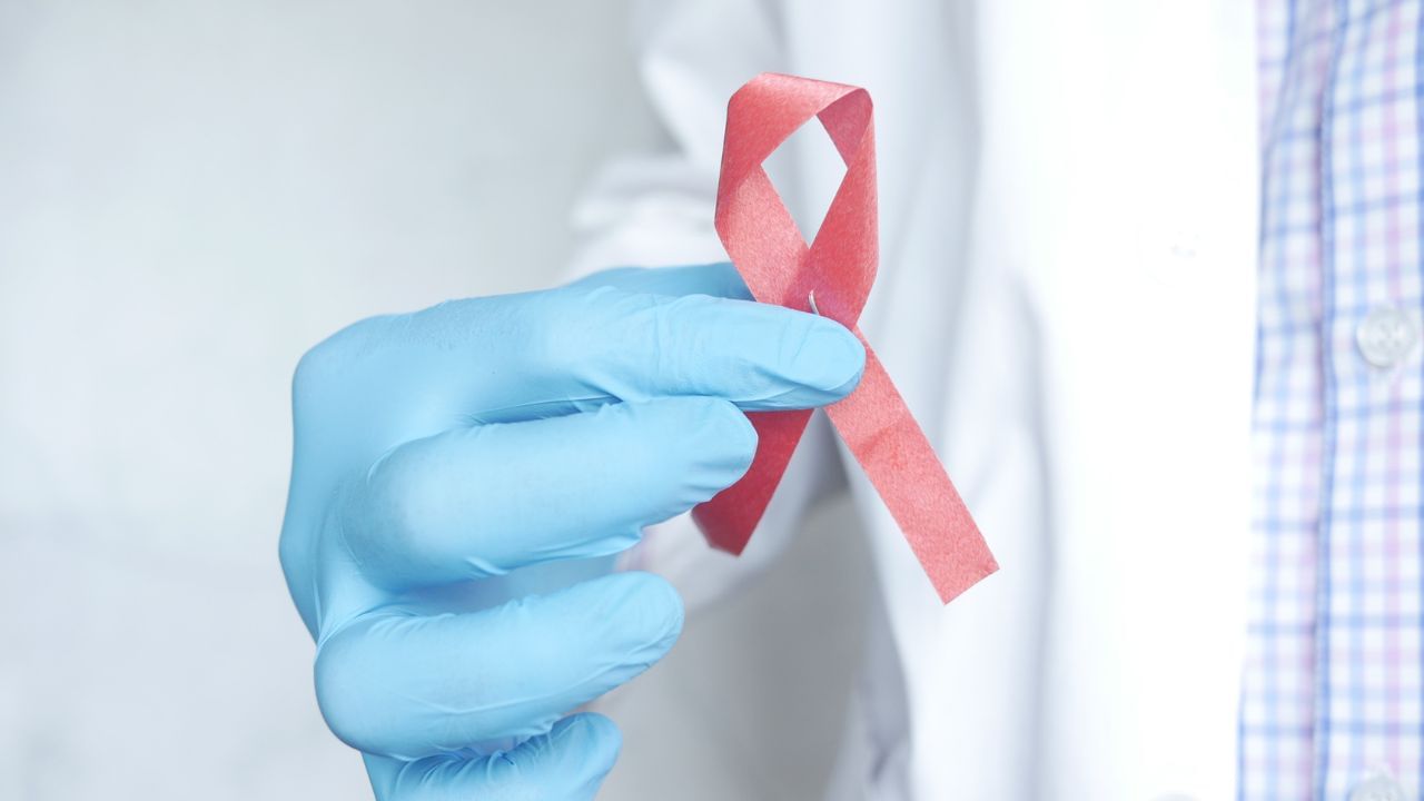 World AIDS Day 2024: എയ്ഡ്സ് ബാധിതനാണോ നിങ്ങള്? ഈ ലക്ഷണങ്ങളെ അവഗണിക്കരുത്, കരുതലോടെയിരിക്കാം World AIDS Day 2024: എയ്ഡ്സ് ബാധിതനാണോ നിങ്ങള്? ഈ ലക്ഷണങ്ങളെ അവഗണിക്കരുത്, കരുതലോടെയിരിക്കാം