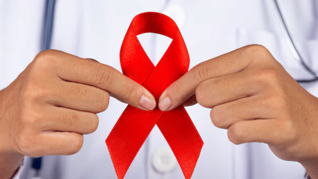 World AIDS Day 2024: തൊട്ടാൽ എയ്‌ഡ്‌സ്‌ പകരുമോ! ചികിൽസിച്ചാൽ മാറുമോ?; നിങ്ങളുടെ സംശയങ്ങൾ മാറ്റാം