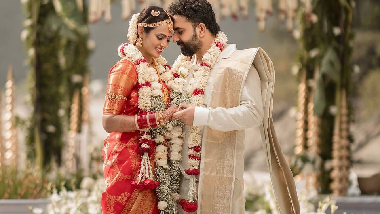 തമിഴ് - മലയാളം നടി രമ്യ പാണ്ഡ്യൻ വിവാഹിതയായി. യോഗ പരിശീലകനും ലൈഫ് കോച്ചുമായ ലോവൽ ധവാനാണ് വരൻ. ഋഷികേശിലെ ​ഗം​ഗാ നദീതീരത്ത് വച്ചായിരുന്നു വിവാ​ഹം. ഇരുവരുടേയും അടുത്ത ബന്ധുക്കളെയും സുഹൃത്തുക്കളെയും മാത്രം പങ്കെടുപ്പിച്ചു കൊണ്ടായിരുന്നു വിവാഹം. (image credits: instagram)