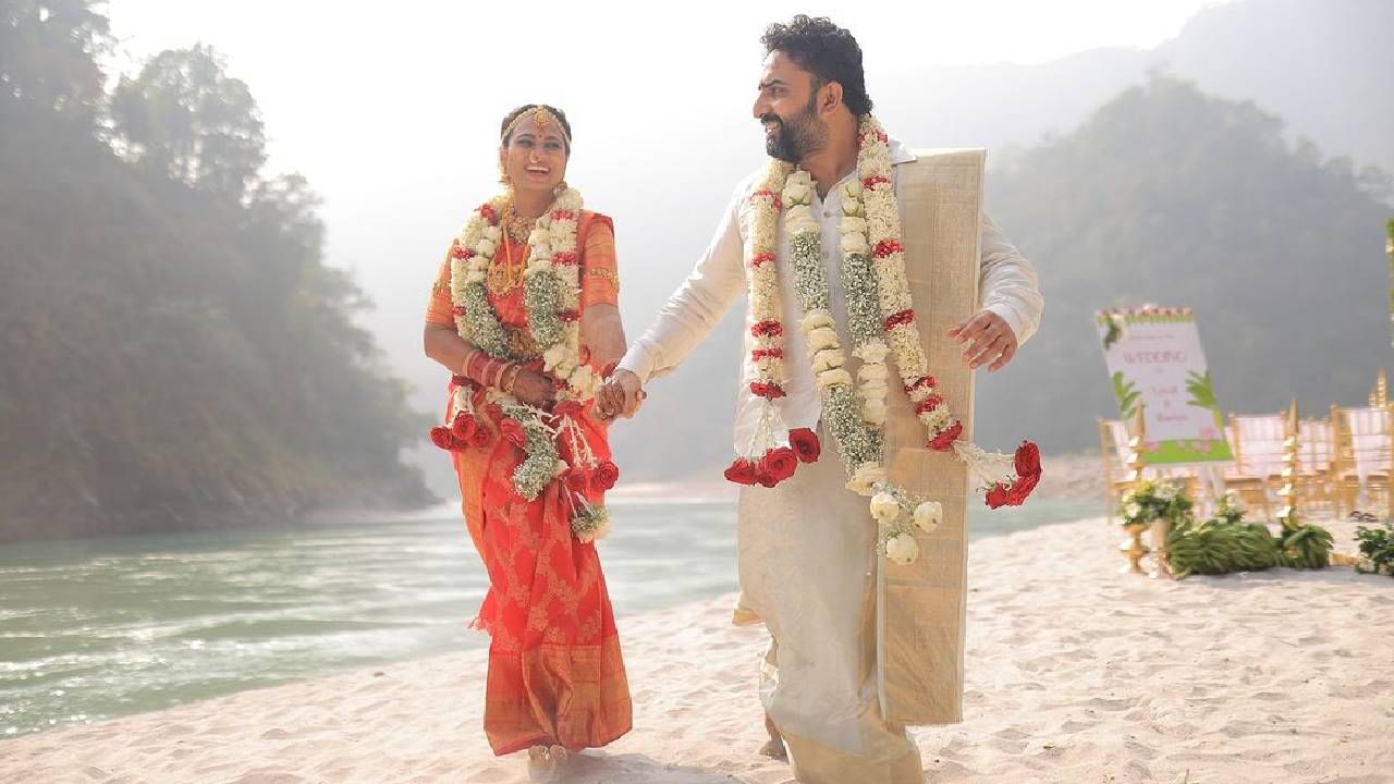 വിവാഹ ചിത്രങ്ങൾ താരം തന്നെ സോഷ്യൽ മീഡിയയിലൂടെ പങ്കുവച്ചിട്ടുണ്ട്. 'ഞങ്ങളുടെ യാത്ര തുടങ്ങിയ ഗംഗയുടെ തീരത്ത് തന്നെ, ഞങ്ങളുടെ ആത്മാവിനെയും ബന്ധിച്ചു'- എന്നാണ് വിവാഹചിത്രങ്ങൾ പങ്കുവച്ച് രമ്യ കുറിച്ചിരിക്കുന്നത്. ഇതോടെ താരങ്ങളടക്കം നിരവധി പേരാണ് നവദമ്പതികൾക്ക് ആശംസകൾ നേരുന്നത്.(image credits: instagram)