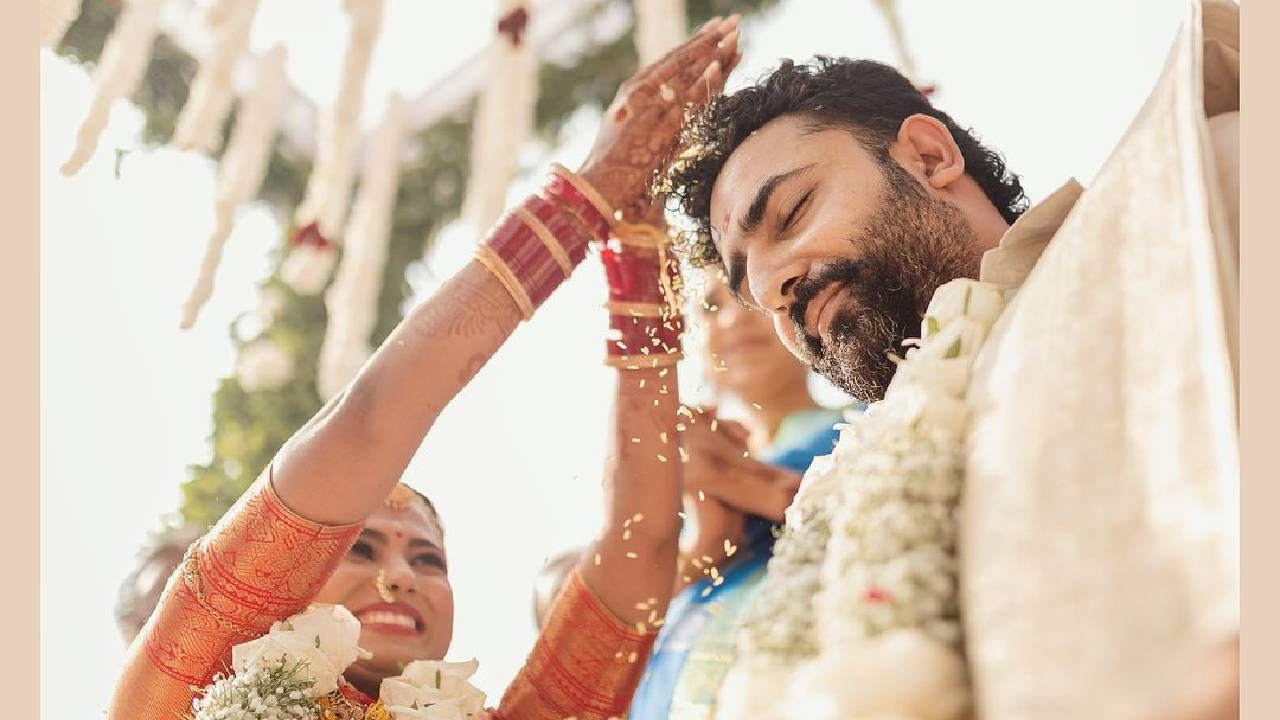 മമ്മൂട്ടി ചിത്രം നൻപകൽ നേരത്ത് മയക്കത്തിലൂടെ മലയാളത്തിലേക്കും രമ്യ അരങ്ങേറ്റം കുറിച്ചിരുന്നു. നടി കീർത്തി പാണ്ഡ്യൻ രമ്യയുടെ ബന്ധുവാണ്. കീർത്തിയും വിവാഹ വേളയിൽ നിന്നുള്ള തന്റെ ചിത്രങ്ങൾ പങ്കുവച്ചിട്ടുണ്ട്.(image credits: instagram)