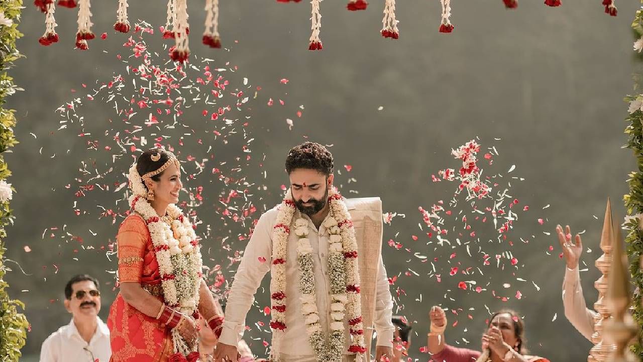 വളരെ ലളിതമായാണ് വിവാഹം നടത്തിയത് . രമ്യാ പാണ്ഡ്യൻ്റെ അമ്മാവനു നടനുമായ അരുൺ പാണ്ഡ്യനാണ് വിവാഹ ചടങ്ങുകൾ നടത്തിയത്. ഗംഗാ നദിക്കരയിൽ ചെറിയൊരു മണ്ഡപമൊരുക്കി തമിഴ് ഹൈന്ദവ ആചാരപ്രകാരമായിരുന്നു വിവാഹം. നടൻ അശോക് സെൽവൻ, ഭാര്യയും രമ്യ പാണ്ഡ്യൻ്റെ കസിൻ സഹോദരിയുമായ കീർത്തി പാണ്ഡ്യൻ എന്നിവരും വിവാഹത്തിൽ പങ്കെടുത്തു.(image credits: instagram)
