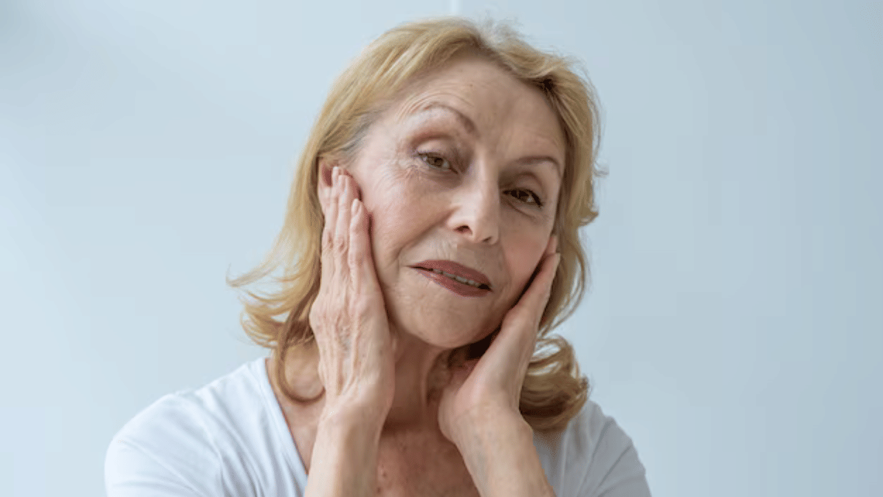 മുഖം മിനുക്കാൻ ഏതറ്റംവരെ പോകാനും നമ്മൾ മടിക്കില്ല. അതിനായി എത്രപണം വേണമെങ്കിലും നമ്മൾ മുടക്കും. എന്നാൽ മുഖത്ത് പ്രായക്കൂടുതൽ തോന്നിതാരിക്കാനും ചർമ്മം സംരക്ഷിക്കാനും ഭക്ഷണത്തിൻറെ കാര്യത്തിലും ഏറെ ശ്രദ്ധ ആവശ്യമാണ്. ചർമ്മത്തിൻറെ ആരോഗ്യത്തിനായി പഞ്ചസാര അടങ്ങിയ ഭക്ഷണങ്ങൾ പരമാവധി ഡയറ്റിൽ നിന്നും ഒഴിവാക്കുന്നത് നിങ്ങൾ പലവിധ ഗുണങ്ങൾ നൽകും.