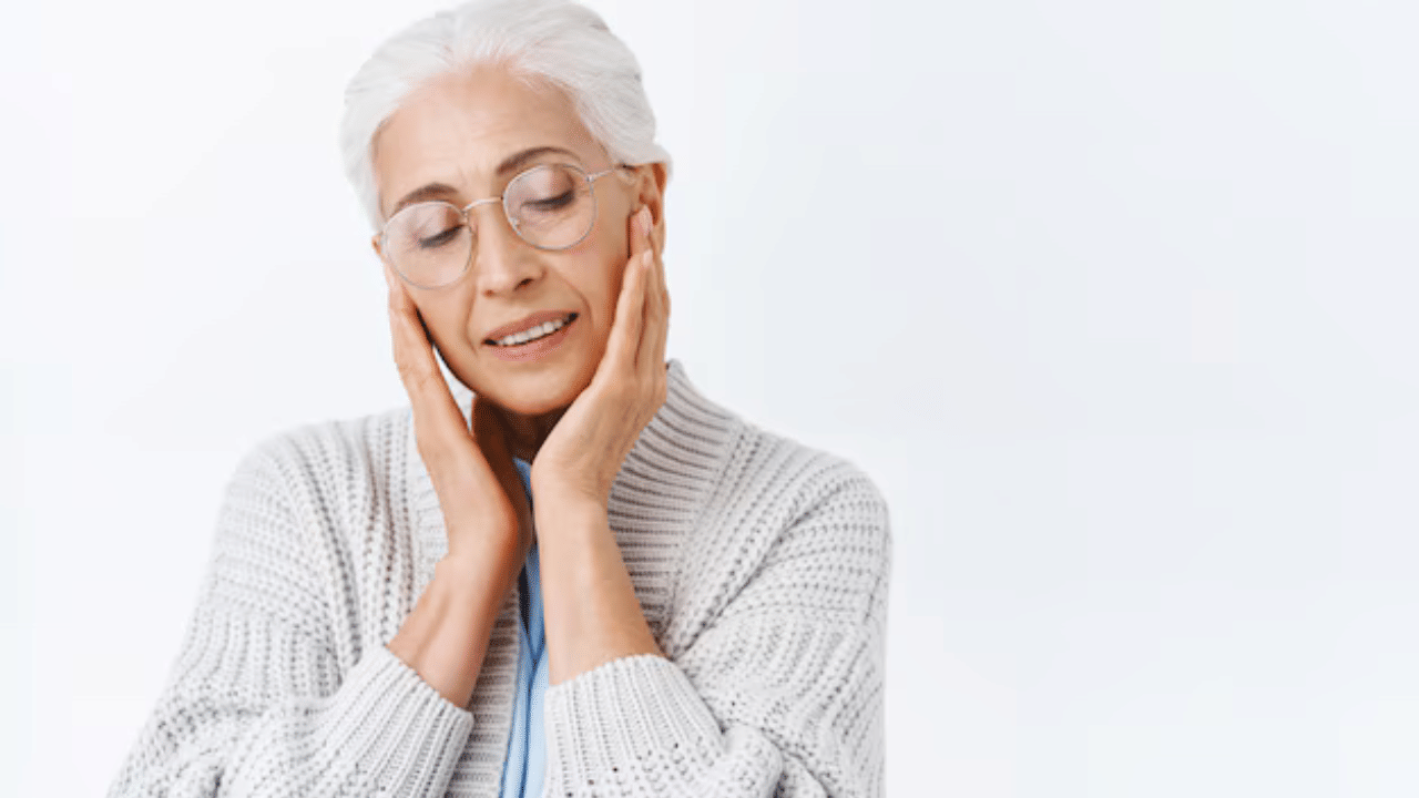 അതുപോലെ തന്നെ സോസേജ്, ഹോട്ട് ഡോഗ്സ് പോലെയുള്ള സംസ്കരിച്ച ഭക്ഷണങ്ങളും അമിതമായി കഴിക്കുന്നത് ചർമ്മത്തിൻറെ ആരോഗ്യത്തിന് അത്ര നല്ലതല്ല. ഇവ കൊളാജൻ ഉൽപാദത്തെ കുറച്ച് മുഖത്ത് ചുളിവുകൾ വരുത്തുന്നു. റെഡ് മീറ്റിൻറെ അമിത ഉപയോഗവും ചർമ്മത്തിൽ പല പ്രശ്നങ്ങൾക്ക് കാരണമാകാറുണ്ട്.