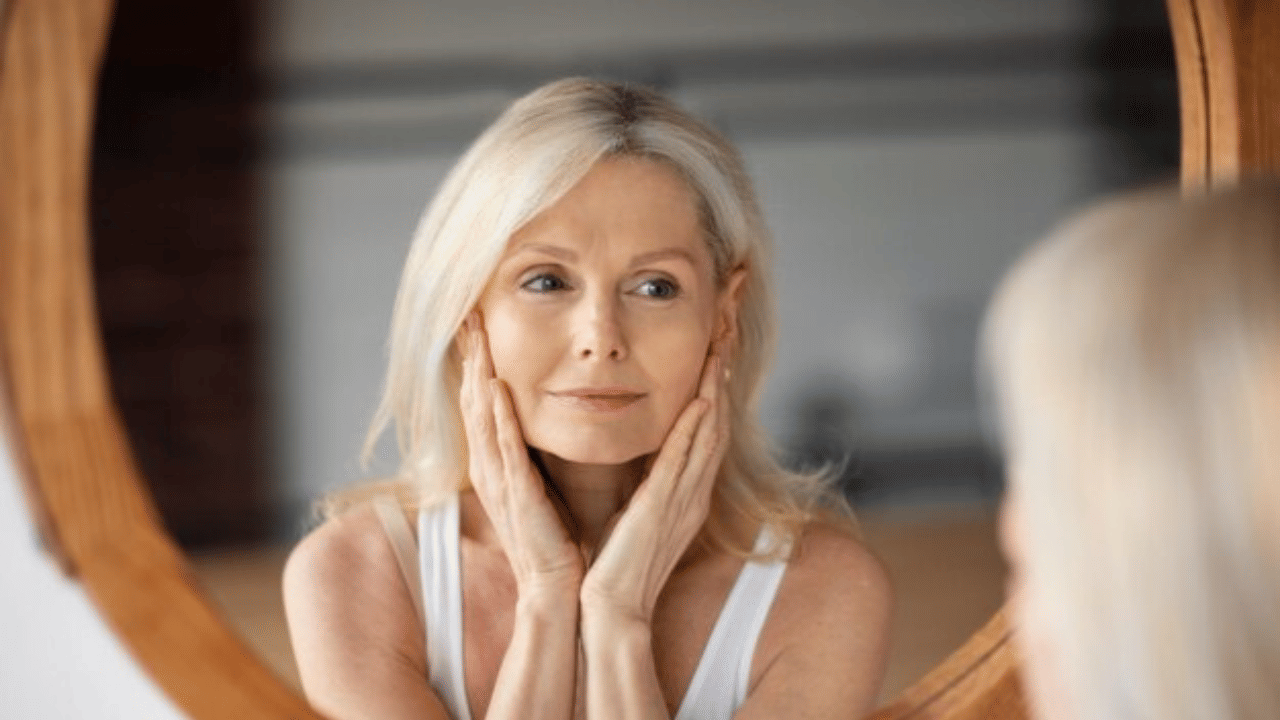 പഞ്ചസാരയുടെ അമിത ഉപയോഗം ചർമ്മത്തിൽ ചുളിവുകൾ ഉണ്ടാകാനും പ്രായക്കൂടുതൽ തോന്നിക്കാനും കാരണമാകുന്നു. അതുപോലെ തന്നെ അമിതമായ ഉപ്പിൻറെ ഉപയോഗവും മുഖത്ത് പ്രായക്കൂടുതൽ തോന്നിപ്പിക്കും. കൂടാതെ അമിതമായി കൊഴുപ്പ് അടങ്ങിയ ഭക്ഷണങ്ങൾ കഴിക്കുന്നതും ചർമ്മത്തെ നശിപ്പിക്കുകയും മുഖത്ത് പ്രായം തോന്നാൻ കാരണമാവുകയും ചെയ്യും.