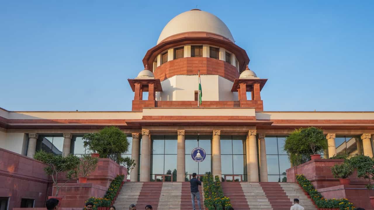 Bulldozer Justice : ബുൾഡോസർ നീതിയ്ക്കുള്ള നഷ്ടപരിഹാരം ഉദ്യോഗസ്ഥരിൽ നിന്ന് ഈടാക്കും; ഭരണകർത്താക്കൾ ജഡ്ജിമാരാവരുതെന്ന് സുപ്രീം കോടതി Bulldozer Justice : ബുൾഡോസർ നീതിയ്ക്കുള്ള നഷ്ടപരിഹാരം ഉദ്യോഗസ്ഥരിൽ നിന്ന് ഈടാക്കും; ഭരണകർത്താക്കൾ ജഡ്ജിമാരാവരുതെന്ന് സുപ്രീം കോടതി