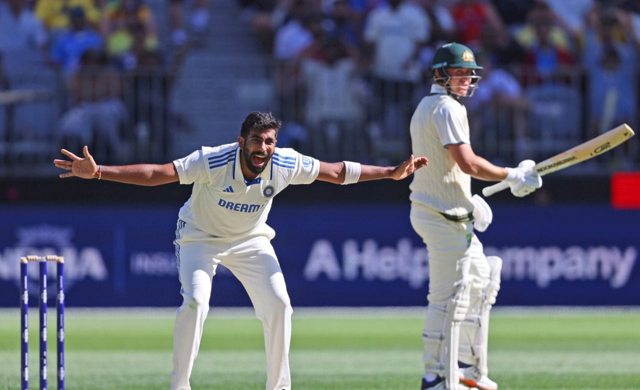 ഓസ്ട്രേലിയക്കെതിരായ പെർത്ത് ടെസ്റ്റിൽ 5 വിക്കറ്റ് വീഴ്ത്തിയതോടെ സ്റ്റാർ പേസർ ജസ്പ്രീത് ബുമ്ര സ്വന്തമാക്കിയത് ചരിത്ര നേട്ടം. (Image Credits: PTI)