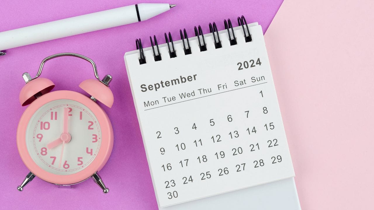 2024 അങ്ങനെ അവസാനിക്കാറായിരിക്കുകയാണ്. എത്ര പെട്ടെന്നാണല്ലേ വര്ഷം അവസാനിക്കുന്നത്. ഒന്ന് കണ്ണടച്ച് തുറന്നപ്പോഴേക്കും നവംബര് എത്തി. 2025 ന് ഇനി വെറും രണ്ട് മാസത്തിന്റെ ദൂരമേ ഉള്ളു. വര്ഷം അവസാനിക്കുമ്പോള് അവധി തരാതെ എങ്ങനെയാണെന്ന മനോഭാവത്തിലാണ് നവംബര് എത്തിയിരിക്കുന്നത്. (Image Credits: Pakin Songmor/ Getty Images Creative)