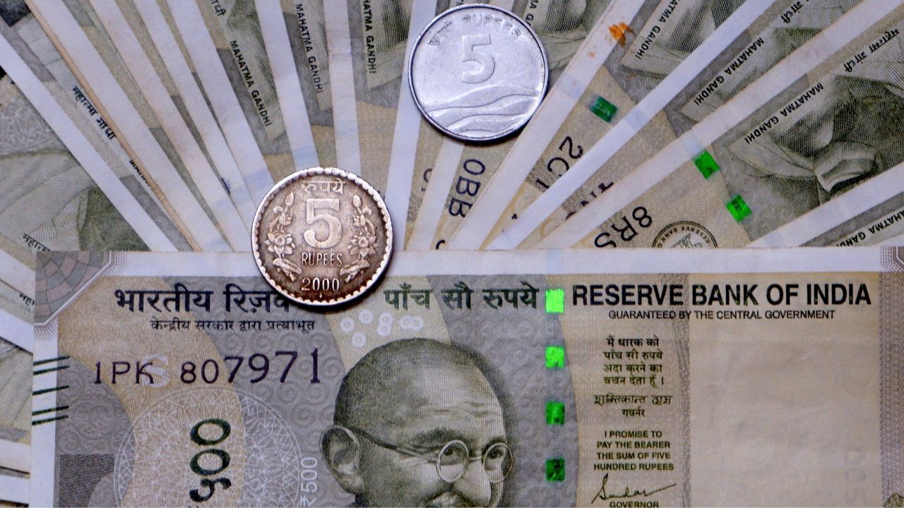 നിങ്ങളുടെ നിക്ഷേപത്തിന് 6.7 ശതമാനം പലിശ ലഭിക്കുമ്പോള്, ആകെ പലിശ 2,54,272 രൂപയായിരിക്കും. അങ്ങനെ പത്ത് വര്ഷം കൊണ്ട് നിങ്ങള്ക്ക് ആകെ ലഭിക്കുന്നത് 8,54,272 രൂപ. ( SOPA Images/Getty Images Creative)