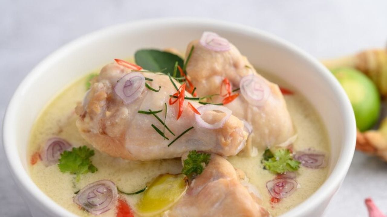 ചിക്കന്‍ കറി വെക്കാനാവശ്യമായ ചേരുവകള്‍ എന്തെല്ലാമാണെന്ന് നോക്കാം. പോപ്പി സീഡ്‌സ്- 1 ടേബിള്‍ സ്പൂണ്‍, തേങ്ങ- ഒരു കഷ്ണം, കശുവണ്ടി- 10-12 എണ്ണം, ഓയില്‍- അര കപ്പ്, സവാള-1, കറുവപ്പട്ട, കുരുമുളക്, 12, ഏലക്കായ-4-5, ഗ്രാമ്പൂ-5, മല്ലിച്ചെപ്പ്, ചിക്കന്‍- അര കിലോ. (Image Credits: Freepik)