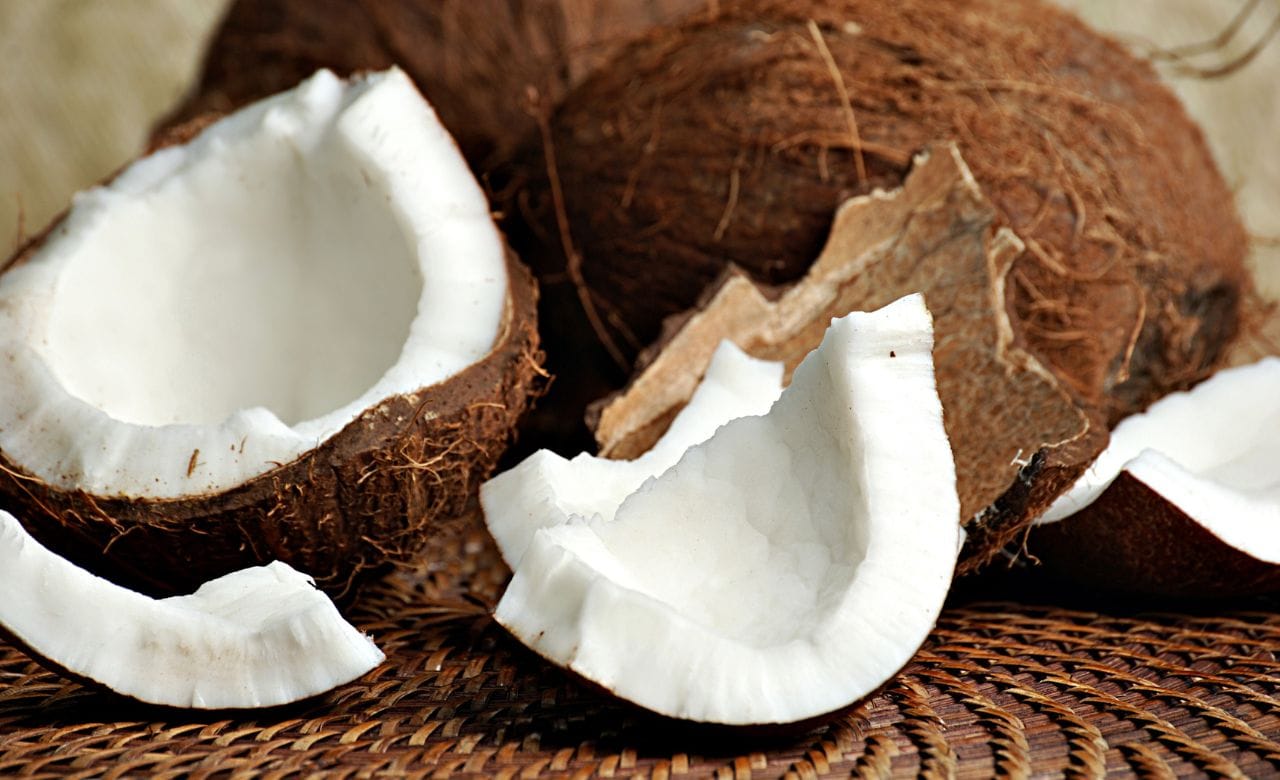 ചെറുതായി വട്ടത്തിൽ അരിഞ്ഞ് വച്ചിരിക്കുന്ന പഴം നെയ്യിൽ വറുത്തെടുക്കുക. ഇതിൽ തേങ്ങ ചേർത്ത് യോ​ജിപ്പിക്കുക. ശേഷം തേൻ ചേർത്ത് ഇളക്കിയതിന് ശേഷം റം ചേർക്കുക. (Image Credits: Getty Images)