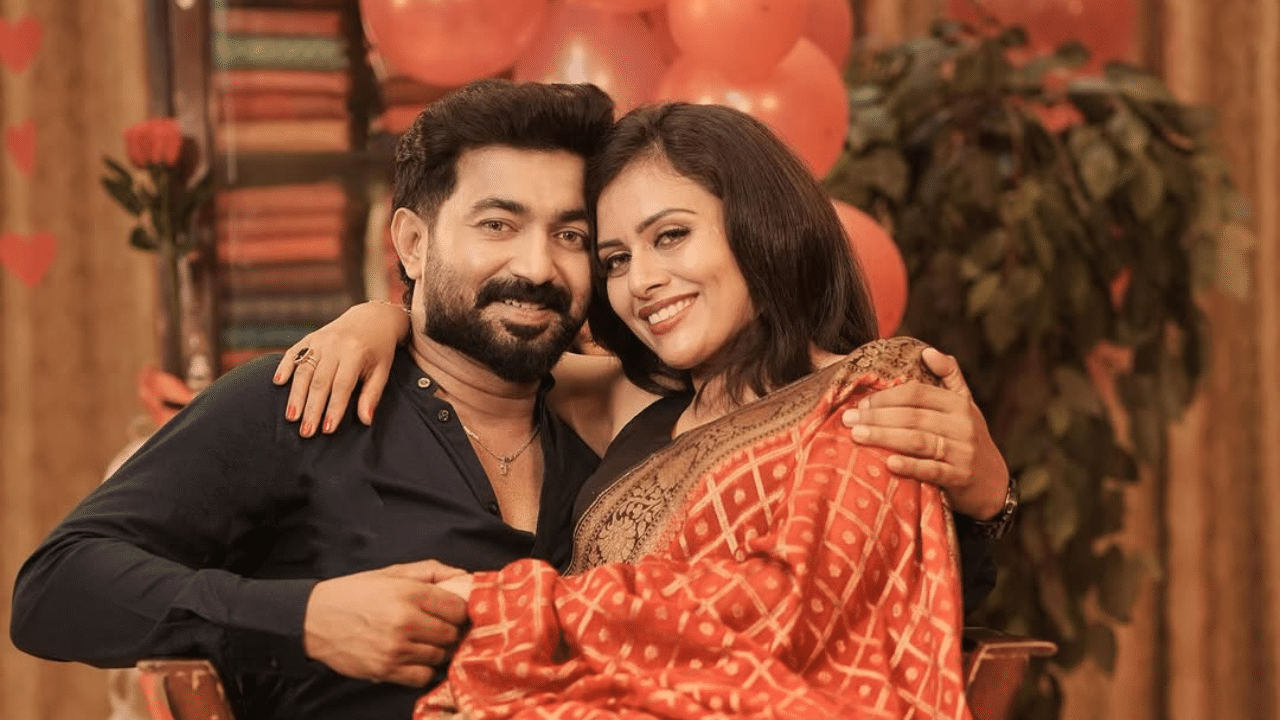 2012-ലാണ് ധന്യ വിവാഹിതയാകുന്നത്. കൈരളി ചാനലിലെ താരോത്സവം പരിപാടിയിലൂടെ ശ്രദ്ധിക്കപ്പെട്ട ജോൺ ജേക്കബാണ് ഭർത്താവ്. 2013-ൽ ദമ്പതികൾക്ക് ജൊഹാൻ എന്ന മകൻ ജനിച്ചു. വിവാഹത്തിന് ശേഷം സിനിമയിൽ നിന്നും ഇടവേള എടുത്ത ധന്യ 2020-ൽ 'അമ്മക്കൊരുമ്മ' എന്ന ചിത്രത്തിലൂടെ തന്റെ തിരിച്ചുവരവ് അറിയിച്ചു. (Image Credits: Dhanya Mary Varghese)