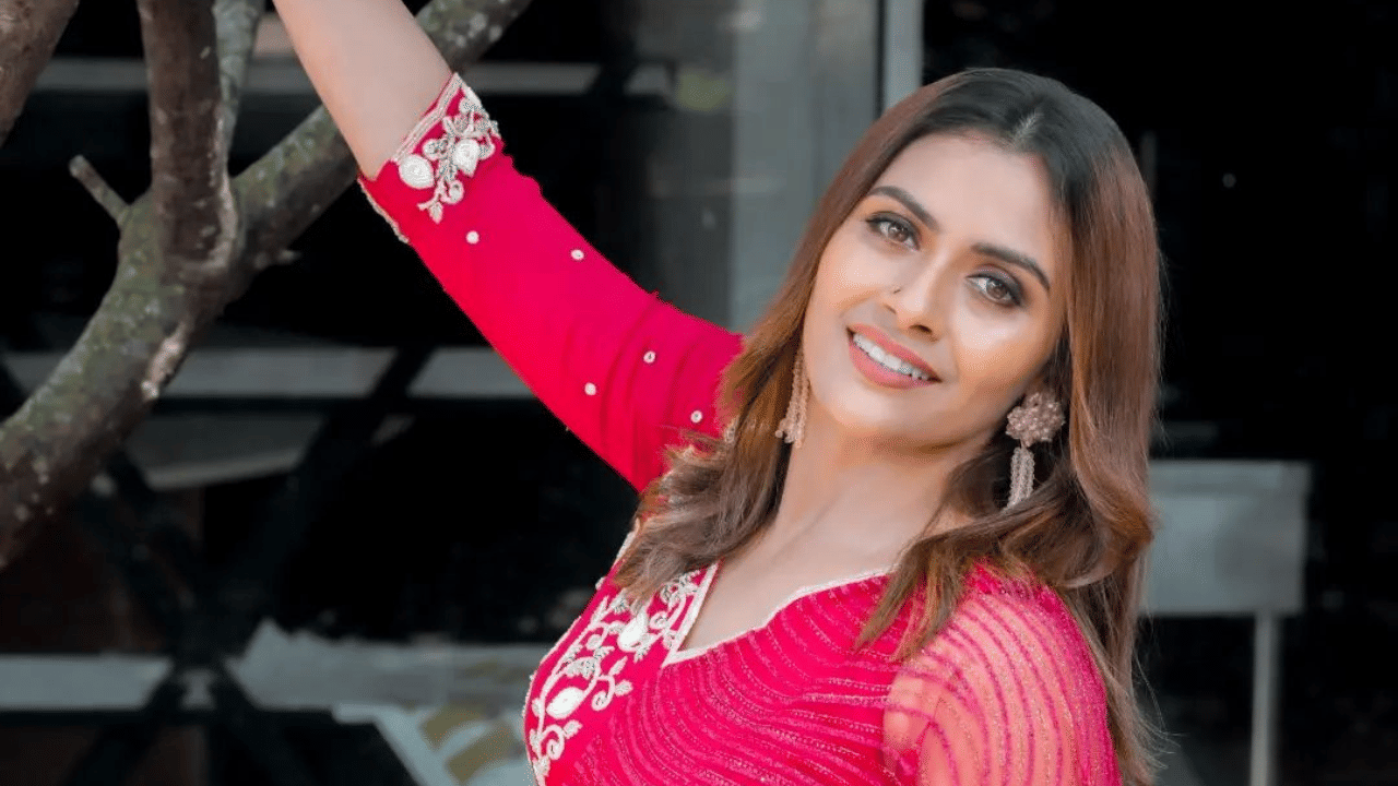 ഇപ്പോൾ വാർത്തകളിൽ നിറഞ്ഞു നിൽക്കുന്ന പേരാണ് ധന്യ മേരി വർഗീസിന്റേത്. ഫ്ലാറ്റ് തട്ടിപ്പു കേസില്‍ ധന്യയുടെ ഒന്നര കോടി രൂപ വരുന്ന സ്വത്ത് എന്‍ഫോഴ്‌സ്‌മെന്റ് ഡയറക്ടറേറ്റ്‌ (ഇഡി) കണ്ടുകെട്ടിയത് കഴിഞ്ഞ ദിവസമാണ്. ഇതോടെയാണ്, ധന്യയുടെ പേര് ചർച്ചകളിൽ നിറഞ്ഞത്. മലയാള സിനിമ-സീരിയൽ രംഗത്ത് പ്രവർത്തിച്ചുവരുന്ന നടിയാണ് ധന്യ. ജൂനിയർ ആർട്ടിസ്റ്റായി കരിയർ ആരംഭിച്ച ധന്യ, 'സ്വപ്നം കൊണ്ട് തുലാഭാരം' എന്ന ചിത്രത്തിലെ 'തൊട്ടുവിളിച്ചാലോ...' എന്ന ഗാനത്തിൽ ബാക്ക്ഗ്രൗണ്ട് ഡാൻസറായാണ് സിനിമയിൽ എത്തുന്നത്. (Image Credits: Dhanya Mary Varghese)