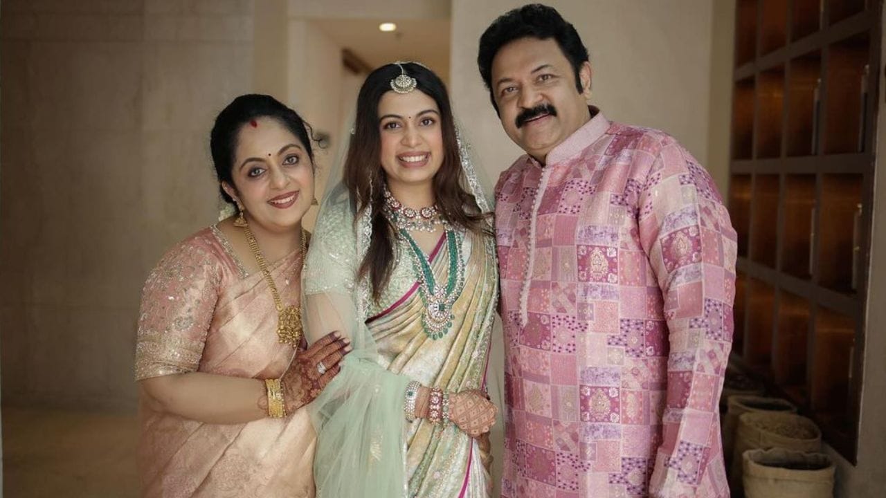 സോഷ്യല്‍ മീഡിയ ഇന്‍ഫ്‌ളുവന്‍സറും നടന്‍ കൃഷ്ണ കുമാറിന്റെ മകളുമായ ദിയ കൃഷ്ണയ്‌ക്കെതിരെ കഴിഞ്ഞ ദിവസമാണ് സോഷ്യല്‍ മീഡിയയില്‍ വലിയ തരത്തിലുള്ള ആരോപണമുയര്‍ന്നത്. ദിയയുടെ ഓണ്‍ലൈന്‍ ആഭരണ വില്‍പന സ്ഥാപനത്തിനെതിരെയാണ് മറ്റൊരു യൂട്യൂബറായ യുവതി ആരോപണം ഉന്നയിച്ചത്. ദിയ വില്‍പന നടത്തിയ മാലയുടെ കല്ലുകള്‍ ഇളകി കിടക്കുകയായിരുന്നുവെന്നും ഒരു കമ്മല്‍ മാത്രമേ പാക്കറ്റിലുണ്ടായിരുന്നുള്ളു എന്നുമാണ് ആരോപണം ഉയര്‍ന്നത്. (Image Credits: Instagram)