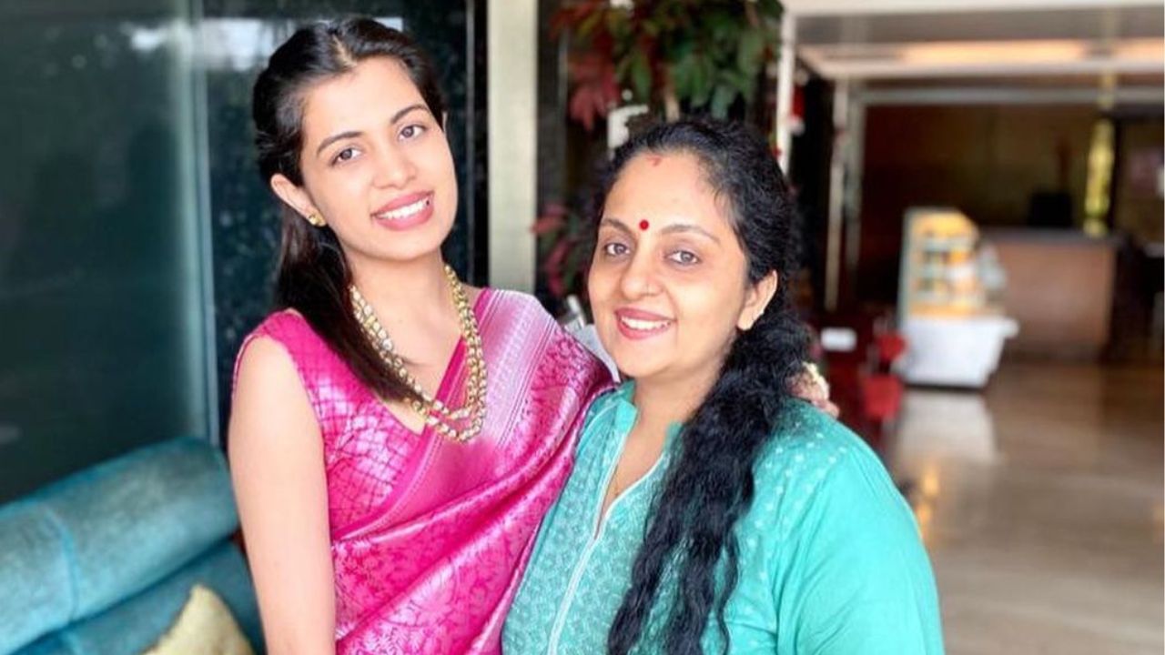 ഓസിയുടെ ഷോപ്പില് നിന്നും ആഭരണങ്ങള് വാങ്ങിച്ചതിനെ ചൊല്ലി ഒരു വിവാദം നടക്കുന്നുണ്ട് സോഷ്യല് മീഡിയയില്. അതുമായി ബന്ധപ്പെട്ട് ഒരു ലേഡി വീഡിയോ ചെയ്യുന്നു, അതിന് പിന്നാലെ വേറെ കുറേ യൂട്യൂബേഴ്സ് വീഡിയോ ചെയ്ത് അവരുടെ കഴിവ് തെളിയിക്കുന്നു. ഇതില് പ്രതികരിച്ചുകൊണ്ട് ഓസി വീഡിയോ ഇടുന്നു. എന്റെ കൂടെയാണ് അവളുണ്ടായിരുന്നതെങ്കില് വീഡിയോ ചെയ്യേണ്ടെന്നേ ഞാന് പറയൂ. (Image Credits: Instagram)