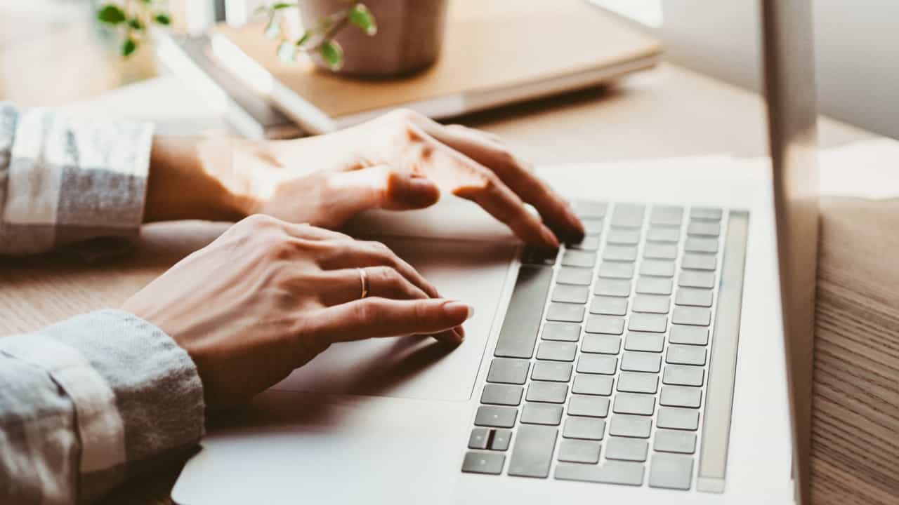 Dubai Work From Home : ട്രാഫിക് കഠിനം; ജീവനക്കാർക്ക് വർക്ക് ഫ്രം ഹോം സൗകര്യമൊരുക്കി ദുബായിലെ കമ്പനികൾ Dubai Work From Home : ട്രാഫിക് കഠിനം; ജീവനക്കാർക്ക് വർക്ക് ഫ്രം ഹോം സൗകര്യമൊരുക്കി ദുബായിലെ കമ്പനികൾ