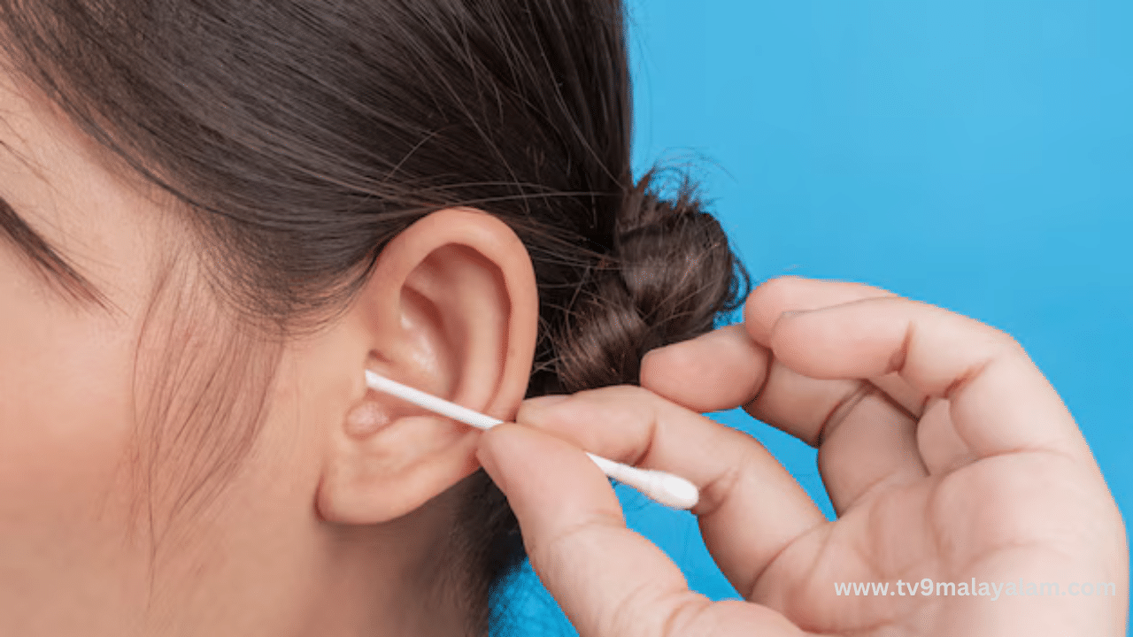 Ear Wax Remove: ചെവി വൃത്തിയോക്കുമ്പോൾ ഇക്കാര്യങ്ങൾ ശ്രദ്ധിക്കണം... ഇല്ലെങ്കിൽ ദോഷകരമായി മാറിയേക്കാം