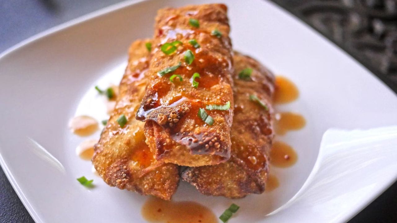 എഗ്ഗ് റോള്‍ കഴിക്കാന്‍ എല്ലാവര്‍ക്കും ഇഷ്ടമാണ്. എന്നാല്‍ അത് എങ്ങനെയാണ് ഉണ്ടാക്കുന്നതെന്ന കാര്യത്തിലായിരിക്കും സംശയം ഉണ്ടാവുക. പക്ഷെ പേടിക്കേണ്ട, ബാക്കി വന്ന ചപ്പാത്തിയുണ്ടെങ്കില്‍ ഈസിയായി എഗ്ഗ് റോള്‍ ഉണ്ടാക്കാവുന്നതാണ്. (Image Credits: Unsplash)