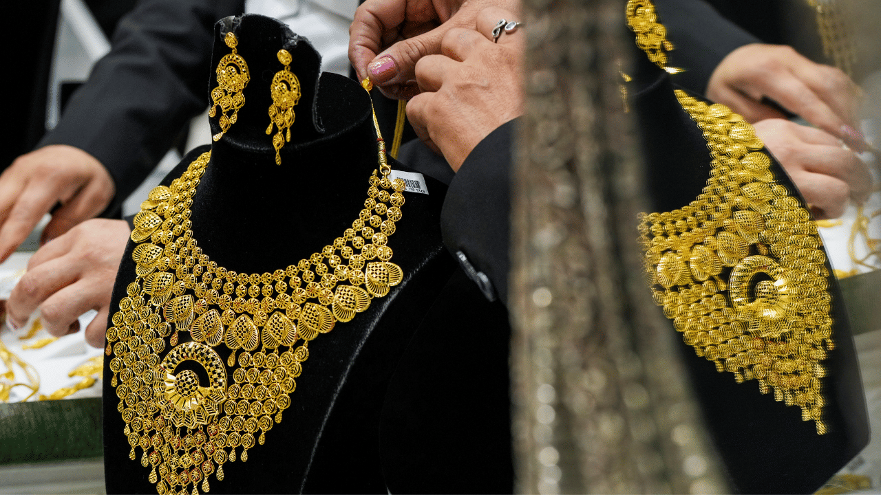 ഒരു കുതിപ്പിന് ശേഷം വീണ്ടും സംസ്ഥാനത്ത് സ്വർണ വിലയിൽ നേരിയ ഇടിവ്. ഇന്ന് പവന് 80 രൂപയും, ഗ്രാമിന് 10 രൂപയും വീതമാണ് കുറഞ്ഞത്. (Image Credits - PTI)