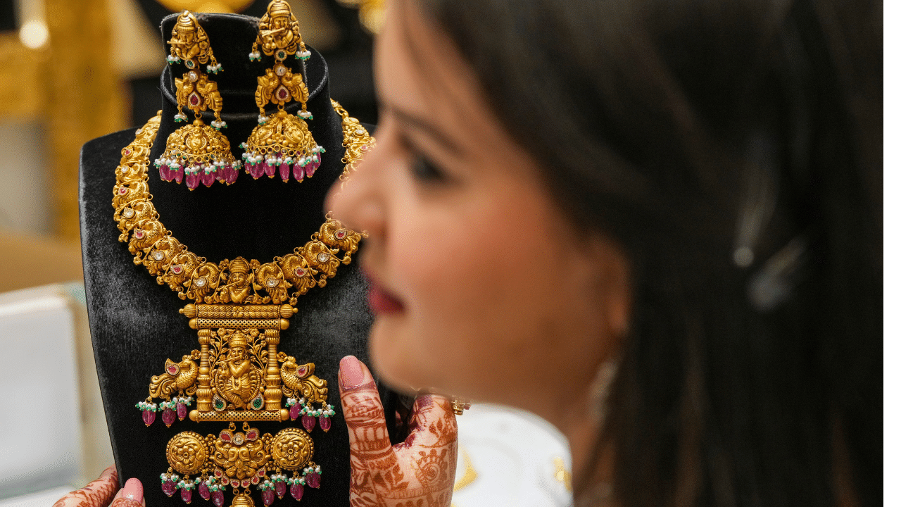 Gold Rate Today: സ്വർണം വാങ്ങാൻ പ്ലാനുണ്ടോ?സ്വര്ണ വിലയില് ഇടിവ്: പവന് 800 രൂപ കുറഞ്ഞു Gold Rate Today: സ്വർണം വാങ്ങാൻ പ്ലാനുണ്ടോ?സ്വര്ണ വിലയില് ഇടിവ്: പവന് 800 രൂപ കുറഞ്ഞു