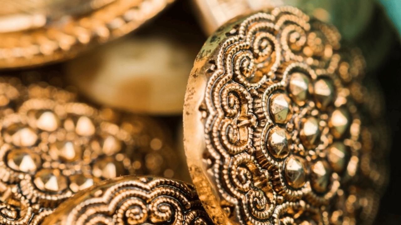 സംസ്ഥാനത്തെ സ്വർണ്ണ വിലയിൽ ഇന്നും താഴ്ച്ച. പവന് 320 രൂപയും, ഗ്രാമിന് 40 രൂപയുമാണ് വില കുറഞ്ഞത്. (​image - freepik)