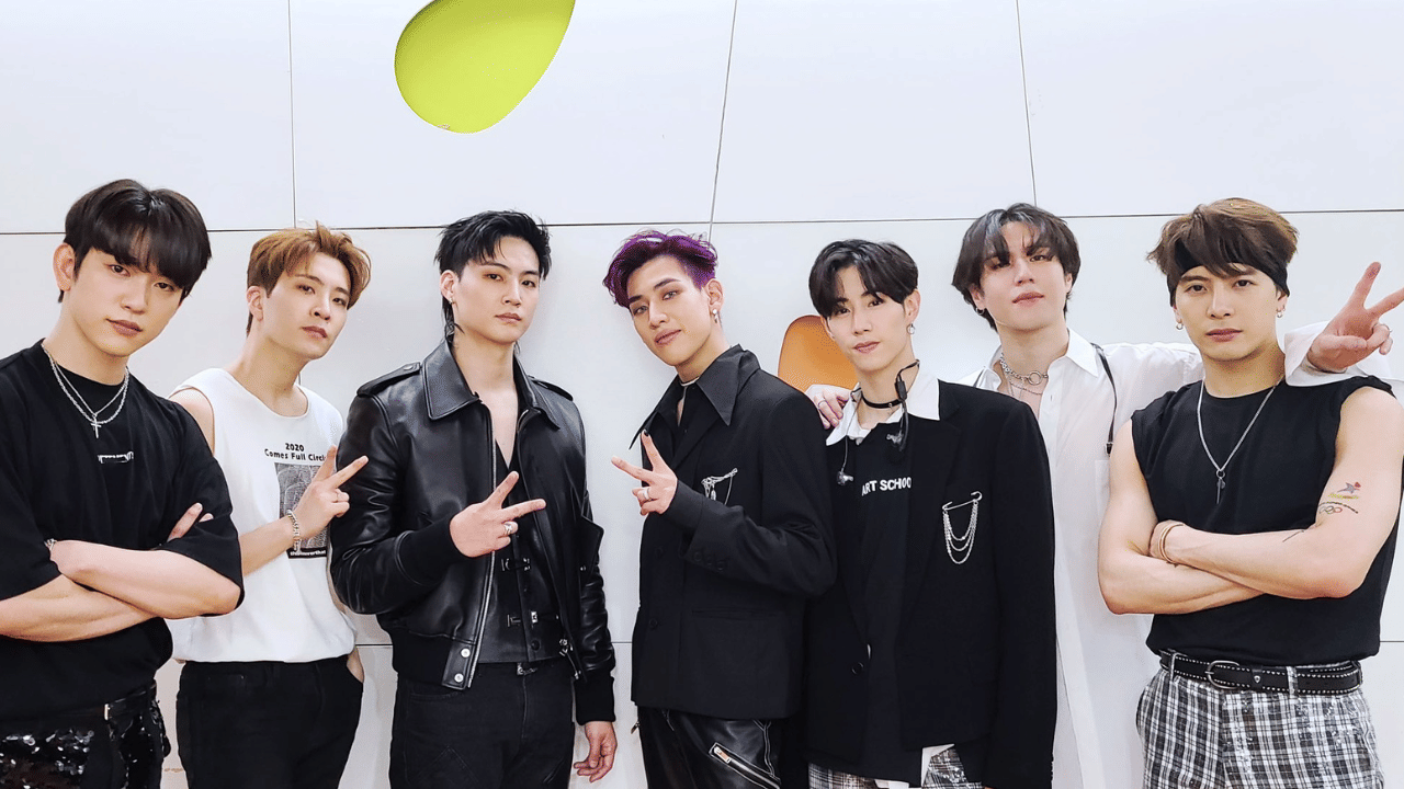 2014 -ലാണ് ജിൻയോങ് 'ഗോട്ട് 7' എന്ന ബാൻഡിലൂടെ കൊറിയൻ വിനോദ ലോകത്ത് അരങ്ങേറ്റം കുറിക്കുന്നത്. മാർക്ക്, ജാക്സൺ വാങ്, യങ്‌ജെ, ജെയ്ബി, കിം യുഗ്യോമ്, ബാംബാം എന്നിവരാണ് ബാൻഡിലെ മറ്റ് അംഗങ്ങൾ. ഇവരുടെ ഏജൻസിയായ ജെ.വൈ.പിയുമായുള്ള ബന്ധം ഇവർ 2021-ഓടെ അവസാനിപ്പിച്ചു. എന്നാൽ ഔദ്യോഗികമായി ബാൻഡ് പിരിച്ചുവിട്ടിരുന്നില്ല. അതിനാൽ, അതേ വർഷം തന്നെ ഇവർ വീണ്ടും ഒന്നിച്ചു. സൈനിക സേവനം പൂർത്തിയാക്കി വന്ന ജിൻയോങ്  'ഗോട്ട് 7' ഇനി പുതിയ ആൽബത്തിന്റെ തിരക്കിലായിരിക്കും എന്നും അറിയിച്ചു.  (Image Credits: GOT7 X)