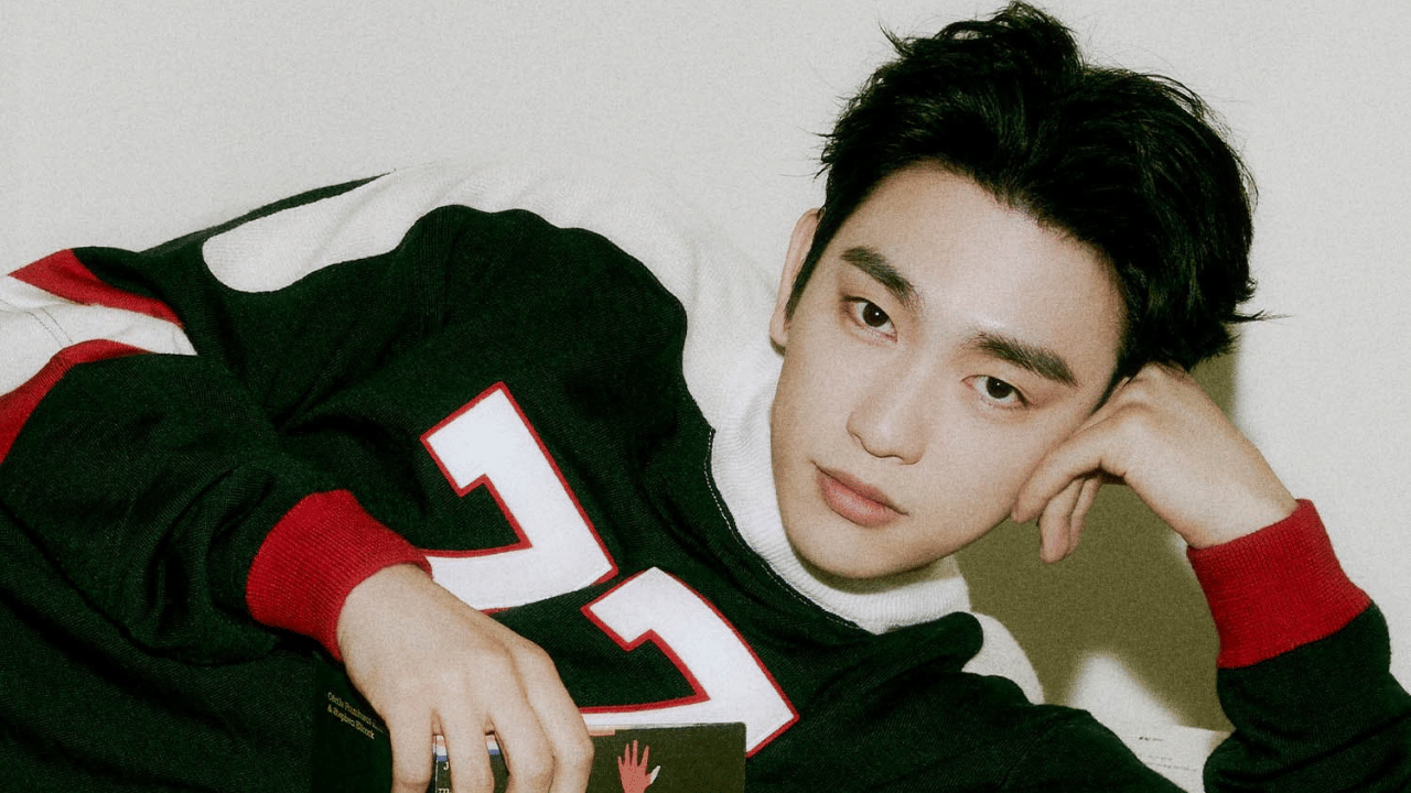  2012-ലാണ് ജിൻയോങ് അഭിനയ രംഗത്തേക്ക് പ്രവേശിക്കുന്നത്. 'ഡ്രീം ഹൈ 2' എന്ന എക്കാലത്തെയും സൂപ്പർ ഹിറ്റ് കൊറിയൻ ഡ്രാമയിലൂടെയായിരുന്നു തുടക്കം. പുതിയ റിപ്പോർട്ടുകൾ പ്രകാരം, 'അൺനോൺ സിയോൾ' എന്ന പുതിയ ഡ്രാമയിൽ ജിൻയോങ് മുഖ്യ വേഷത്തെ അവതരിപ്പിക്കും. (Image Credits: Jinyoung X)