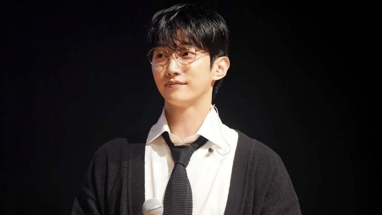 "കഴിഞ്ഞുപോയ ഒന്നര വർഷക്കാലം ഒരുപിടി നല്ല സുഹൃത്തുക്കളോടൊപ്പം ഞാൻ ആസ്വദിച്ചു. ഞാൻ കൂടുതൽ സഹിഷ്ണുതയുള്ള വ്യക്തിയായി മാറിയെന്ന് തോന്നുന്നു. പൂർണ ആരോഗ്യവാനായി മടങ്ങിയെത്തുമെന്ന് ഞാൻ ആരാധകർക്ക് വാക്ക് നൽകിയിരുന്നു. ആ വാക്ക് പാലിക്കാൻ സാധിച്ചു." ജിൻയോങ് പറഞ്ഞു. (Image Credits: Jinyoung Instagram)