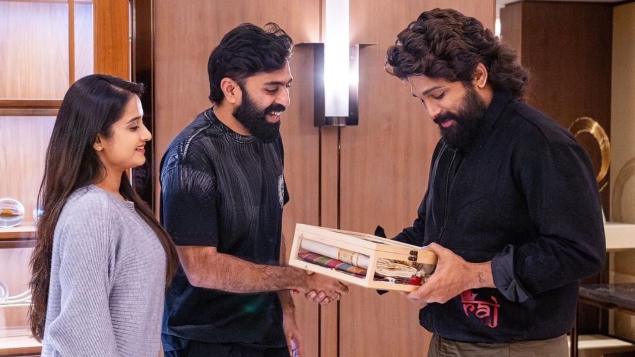 ഏറെ വിനയമുള്ള ഡൗണ് ടു എര്ത്ത് ആയിട്ടുള്ള ആളാണ് അല്ലു അര്ജുന് എന്നാണ് ജി പി യൂട്യൂബില് പങ്കുവെച്ച വീഡിയോയില് പറയുന്നത്. ഭര്ത്താവിന് അല്ലു അര്ജുന് നല്കിയ സ്വീകരണം കണ്ട് ഗോപികയും നടുങ്ങി. (Image Credits: Instagram)