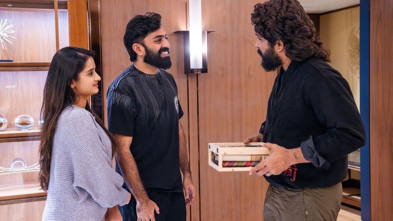 ആള് തിരക്ക് ഉണ്ടായിരുന്നിട്ടും താനെത്തിയെന്നറിഞ്ഞ് അല്ലു റൂമിലേക്ക് വിളിപ്പ് സംസാരിച്ചെന്നാണ് ജി പി പറയുന്നത്. വെറും കയ്യോടെയല്ല ജി പിയും ഗോപികയും അല്ലുവിനെ കാണാനെത്തിയത്. കേരളീയ സമ്മാനവും അവര് കരുതിയിരുന്നു. (Image Credits: Instagram)