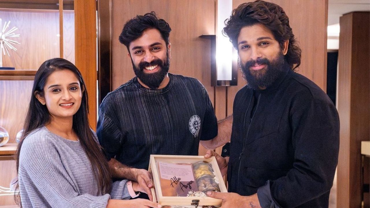 അല്ലു അര്ജുനൊപ്പമുള്ള ചിത്രങ്ങളുമായാണ് ജി പി എത്തിയിരിക്കുന്നത്. ഇന്സ്റ്റഗ്രാമില് പങ്കുവെച്ച ചിത്രം നിമിഷ നേരം കൊണ്ടാണ് ആരാധകര് ഏറ്റെടുത്തത്. പുഷ്പ 2 എന്ന ചിത്രത്തിന്റെ ഭാഗമായി അല്ലു അര്ജുന് കഴിഞ്ഞ ദിവസം കൊച്ചിയിലെത്തിയിരുന്നു. അല്ലുവിനെ കാണാന് ഗോപികയെയും കൂട്ടി ജി പി അവിടേക്ക് എത്തുകയും ചെയ്തു. (Image Credits: Instagram)