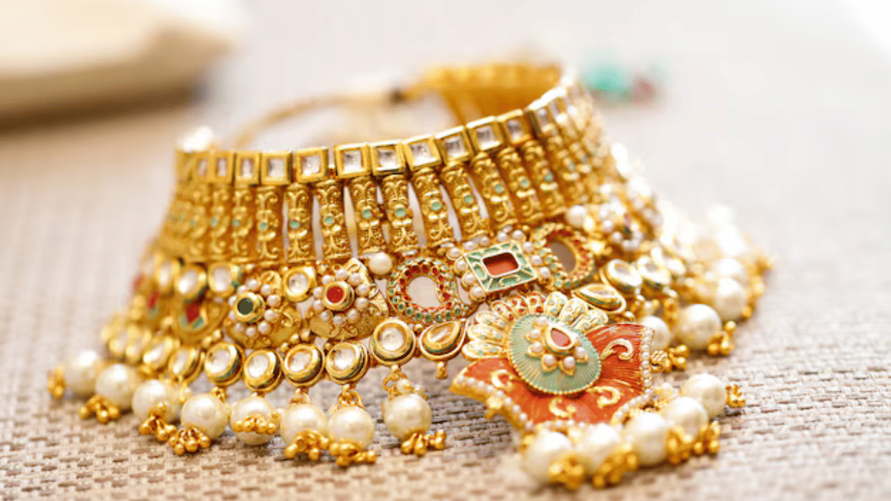 സംസ്ഥാനത്തെ സ്വർണവിലയിൽ മാറ്റമില്ലാതെ തുടരുന്നു. ഇന്നലെ പവന് 80 രൂപ കുറഞ്ഞ് 55,480 രൂപയിലേക്ക് എത്തിയിരുന്നു. നിലവിൽ ഈ മാസത്തിലെ ഏറ്റവും കുറഞ്ഞ നിരക്കിലാണ് വിപണിയിലെ സ്വർണവ്യപാരം നടക്കുന്നത്. ഗ്രാമിന് 10 രൂപയുടെ ഇടിവാണ് രേഖപ്പെടുത്തിയത്. ഇതോടെ ഒരു ഗ്രാം സ്വർണത്തിൻ്റെ വില 6935 രൂപയായി കുറഞ്ഞു.
