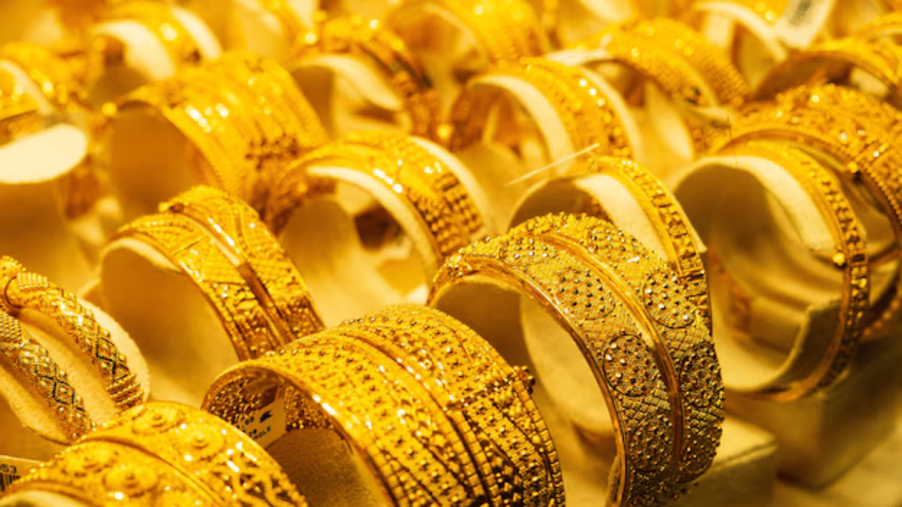 അമേരിക്കൻ പ്രസിഡന്റ് തെരഞ്ഞെടുപ്പിൽ ഡൊണൾഡ് ട്രംപ് വിജയിച്ചതിന് പിന്നാലെയാണ് സ്വർണവിലയിൽ ഇടിവ് രേഖപ്പെടുത്തിയത്. കഴിഞ്ഞ ഒരാഴ്ച്ചത്തെ സ്വർണവിലയിലെ മാറ്റങ്ങൾ ഇങ്ങനെ; നവംബർ 07: 57,600, നവംബർ 08: 58,280, നവംബർ 09: 58,200, നവംബർ 10: 58,200, നവംബർ 11: 57,760, നവംബർ 12: 56,680, നവംബർ 13: 56,360, നവംബർ 14: 55,480 , നവംബർ 15: 55,560, നവംബർ 16: 55,480.