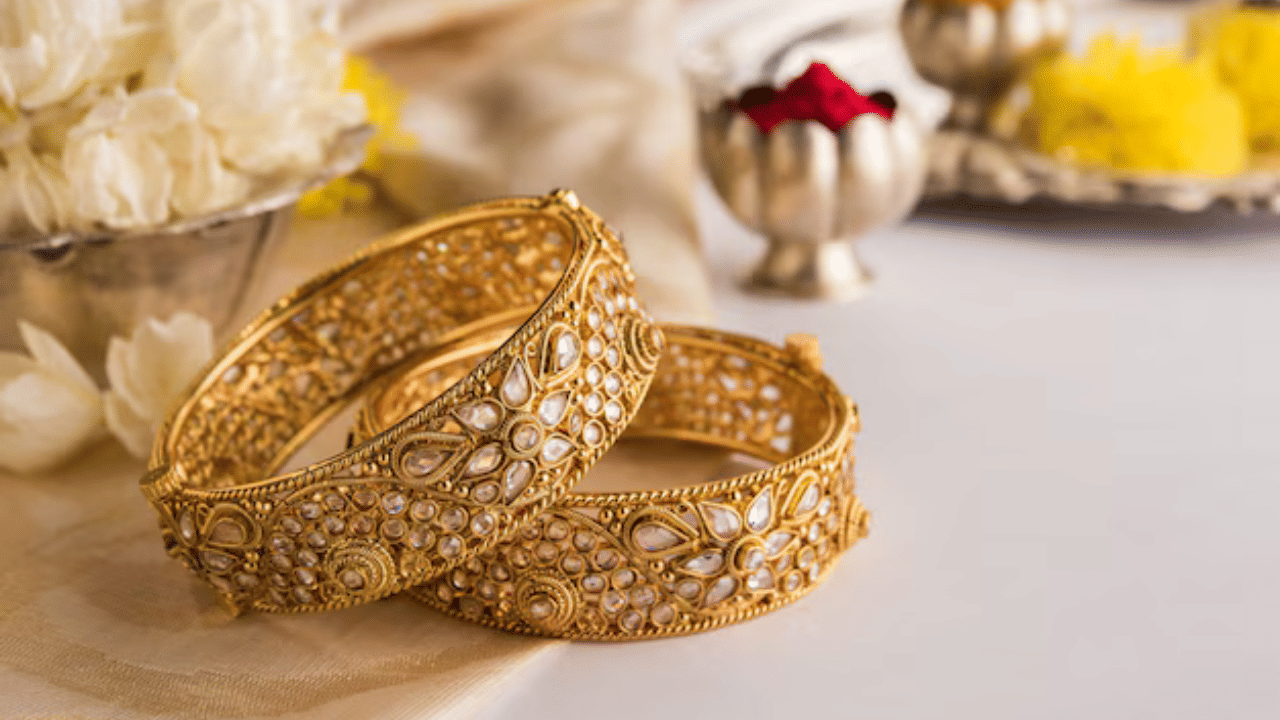 ഈ മാസത്തെ ഏറ്റവും ഉയർന്ന നിരക്ക് നവംബർ ഒന്നിന് പവന് രേഖപ്പെടുത്തിയ 59,080 രൂപയാണ്. ഒക്ടോബർ മാസം അവസാനത്തോടെ 60000ത്തിനോട് അടുത്ത സ്വർണ വില വീണ്ടും കുത്തനെ കുറയുന്ന ആശ്വാസത്തിലാണ് ആഭരണപ്രിയർ.അന്താരാഷ്ട്ര വിപണിയിലെ ചലനങ്ങളാണ് സ്വർണവിലയിൽ ചാഞ്ചാട്ടം സൃഷ്ടിക്കുന്നത്.