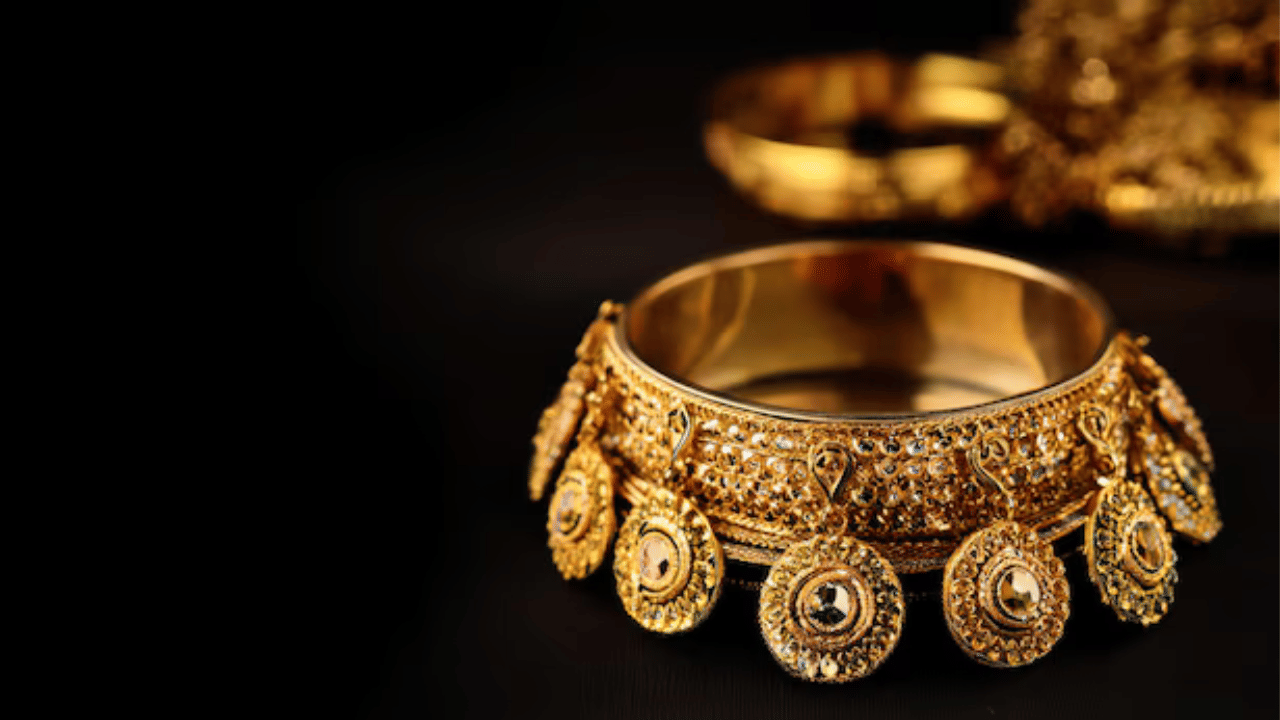 ഇപ്പോൾ ഒരു പവൻ സ്വർണം വാങ്ങാൻ നികുതിയും പണിക്കൂലിയും ചേർത്ത് 58000 മുതൽ 60000 രൂപ വരെയാണ് നൽകേണ്ടത്. കഴിഞ്ഞ ദിവസം സ്വർണത്തിൻ്റെ വിലയിൽ 80 രൂപയുടെ വർധനവ് രേഖപ്പെടുത്തിയിരുന്നു. ഈ മാസത്തിന്റെ തുടക്കത്തിൽ 59,080 രൂപയായിരുന്നു സ്വർണത്തിന്റെ വില. ഈ മാസം ഏഴിന് 57,600 രൂപയായി താഴ്ന്ന ശേഷം ഒരുതവണ തിരിച്ചുകയറിയ സ്വർണവില പിന്നീട് കൂപ്പുകുത്തുകയാണ് ചെയ്തത്.