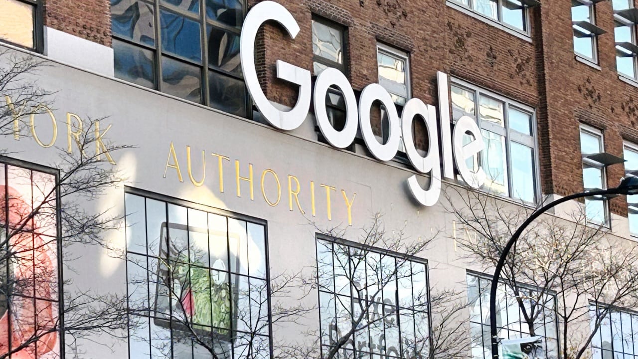 ലോകമെങ്ങും ഏറ്റവുമധികം ആളുകൾ ഉപയോഗിക്കുന്ന വെബ് ബ്രൗസറാണ് ഗൂഗിൾ ക്രോം. ഗൂഗിളിൻ്റെ ബ്രൗസറായ ക്രോം ഏറെ വൈകാതെ അവർക്ക് നഷ്ടമായേക്കും. ക്രോം ബ്രൗസർ വിൽക്കണമെന്ന് ഗൂഗിളിൻ്റെ മാതൃകമ്പനിയായ ആൽഫബറ്റിനോട് യുഎസ് ഡിപ്പാർട്ട്മെൻ്റ് ഓഫ് ജസ്റ്റിസ് ആവശ്യപ്പെട്ടതാണ് കാരണം. (Image Credits - Getty Images)