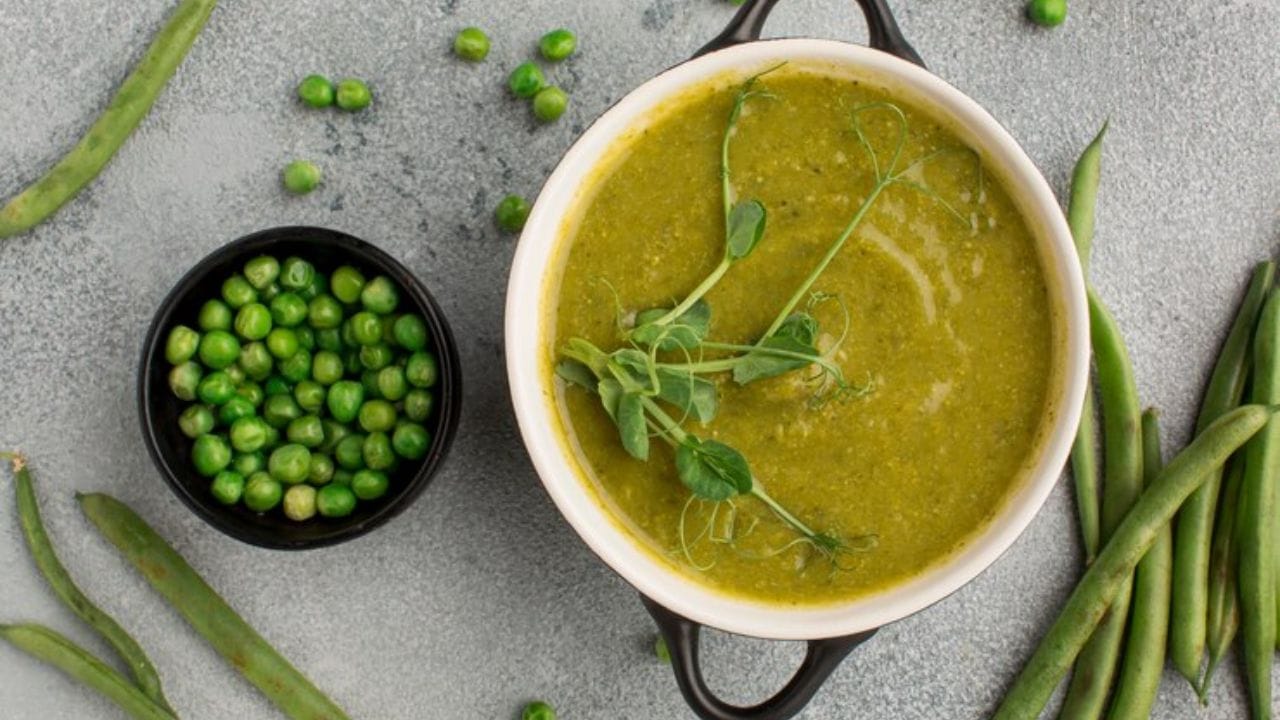 അരപ്പ് തയാറാക്കുന്നതിനായി അര മുറി തേങ്ങ ചിരകിയത്, ഒരു ടേബിള്‍ സ്പൂണ്‍ മഞ്ഞള്‍പ്പൊടിയും അര ടേബിള്‍ സ്പൂണ്‍ മല്ലിപ്പൊടിയും ആവശ്യത്തിന് വെള്ളവുമെടുക്കാം. ഇവ നന്നായി അരച്ചെടുക്കാം. ശേഷം ഒരു പാന്‍ ചൂടാക്കി അതിലേക്ക് എണ്ണ ഒഴിച്ച് ചൂടാക്കി വെളുത്തുള്ളി, ഇഞ്ചി എന്നിവ ഇട്ടുകൊടുക്കാം. (Image Credits: Freepik)