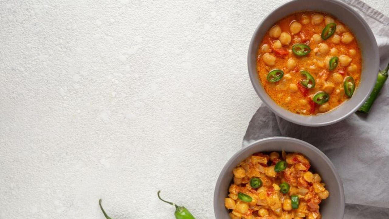 ഇതിലേക്ക് ചെറിയ കഷ്ണങ്ങളായി അരിഞ്ഞെടുത്ത തക്കാളിയും കുറച്ച് കറിവേപ്പിലയും ചേര്‍ത്ത് നന്നായി വേവിച്ചെടുക്കാം. ശേഷം അരപ്പും ചേര്‍ക്കാം, ഇതിലേക്ക് ഒരു ടേബിള്‍ സ്പൂണ്‍ ഖരം മസാല ചേര്‍ക്കാം. അരപ്പ് ചൂടായി വരുമ്പോള്‍ നേരത്തെ വേവിച്ച് വെച്ച ഗ്രീന്‍ പീസും ആവശ്യത്തിന് ഉപ്പും ചേര്‍ത്ത് കൊടുക്കാം. (Image Credits: Freepik)