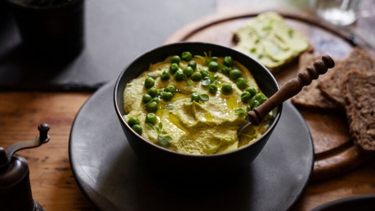 ഇവ നന്നായി തിളച്ചതിന് ശേഷം സ്റ്റൗ ഓഫ് ചെയ്യാം. എന്നിട്ട് ഒരു പാന്‍ ചൂടാക്കി എണ്ണയൊഴിച്ച് കടുക, ചെറിയ ഉള്ളി, വറ്റല്‍ മുളക് എന്നിവ ചേര്‍ത്ത് വറവിട്ട് കറിലേക്ക് ഒഴിക്കാം. ഇതോടെ വളരെ എളുപ്പത്തില്‍ തയാറാക്കാവുന്ന ഗ്രീന്‍ പീസ് കറി തയാര്‍. (Image Credits: Freepik)