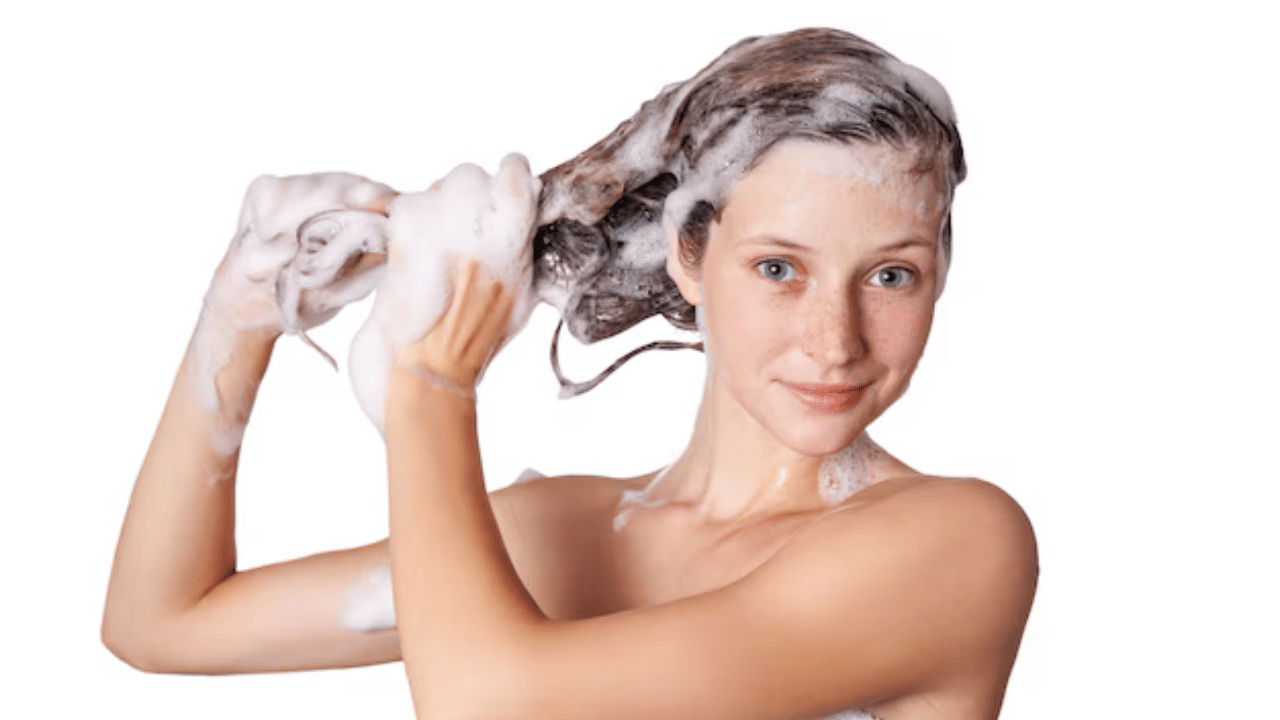 മുടിയുടെ ആരോ​ഗ്യവും സൗന്ദര്യവും നമുക്ക് ഓരോർത്തർക്കും പ്രധാനമാണ്. മുടി കഴുക്കുന്ന സമയത്ത് ഷാംപൂ ചെയ്തതിന് ശേഷം കണ്ടീഷണർ ഇടുന്നതാണ് പലരുടെയും ശീലം. ഷാംപൂവിന് മുമ്പ് കണ്ടീഷണർ ഉപയോഗിച്ച് നോക്കിയിട്ടുണ്ടോ? കേൾക്കുമ്പോൾ കൗതുകം തോന്നുമെങ്കിലും അത്തരത്തിൽ ചെയ്യുന്നത് നിങ്ങളുടെ മുടിയുടെ ആരോ​ഗ്യം മെച്ചപ്പെടുത്തുമെന്നതാണ് സത്യം. (Image Credits: Freepik)
