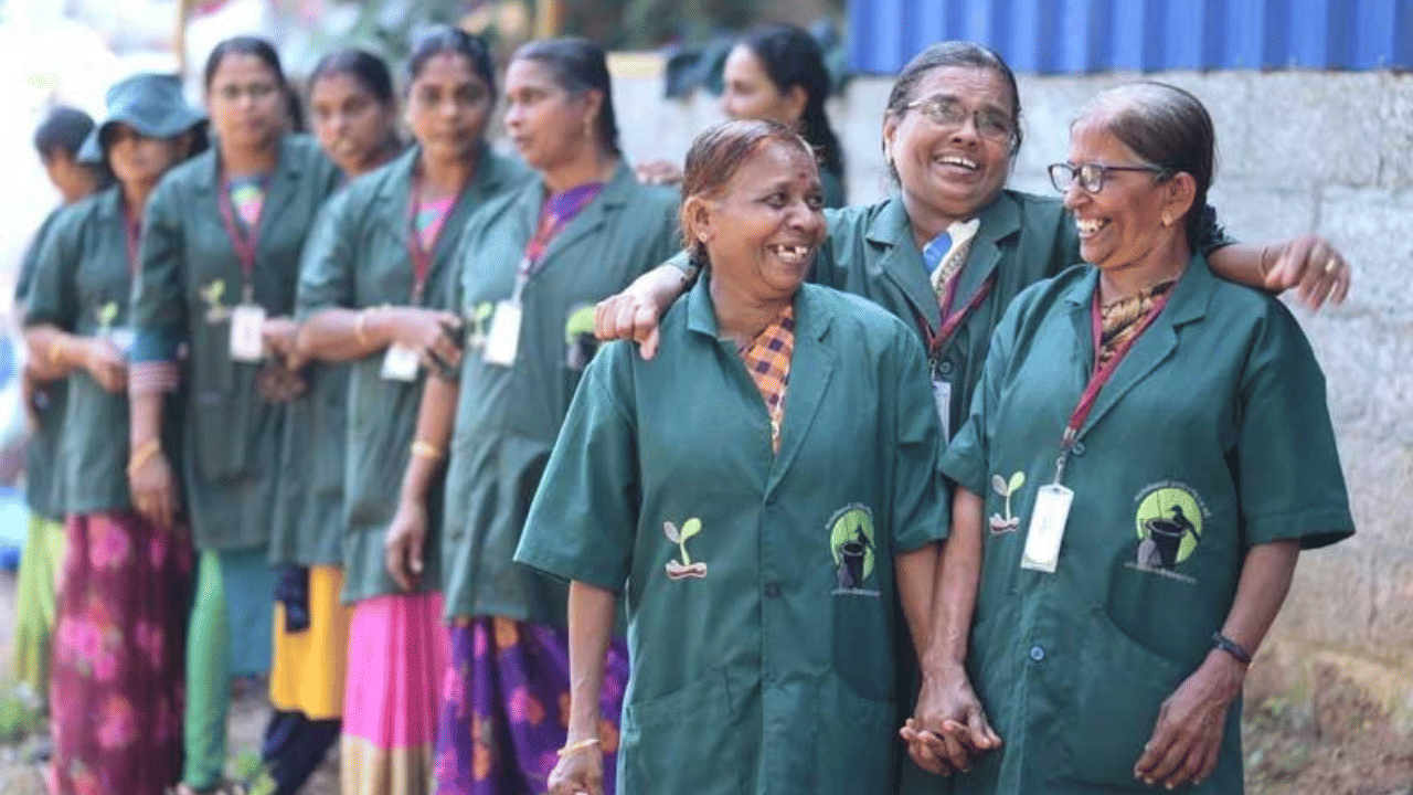 Haritha Karma Sena: ഇനി മാലിന്യത്തിന് ഡിമാൻഡ് കൂടും; ഹരിതകർമസേനയുടെ സേവന നിരക്കുകൾ വർദ്ധിപ്പിച്ചു Haritha Karma Sena: ഇനി മാലിന്യത്തിന് ഡിമാൻഡ് കൂടും; ഹരിതകർമസേനയുടെ സേവന നിരക്കുകൾ വർദ്ധിപ്പിച്ചു