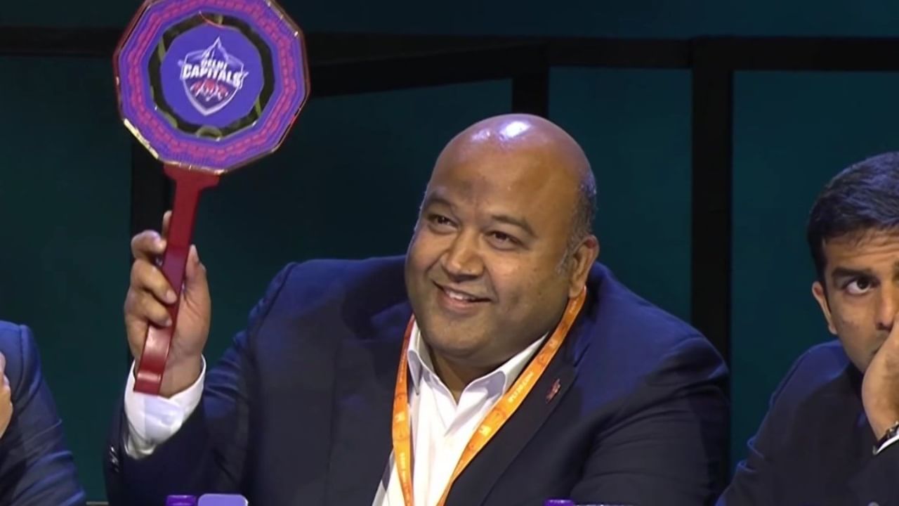 IPL 2025 Auction : ലേലത്തിൽ മറ്റ് ഫ്രാഞ്ചൈസികൾക്ക് പണികൊടുക്കുന്ന ചാണക്യൻ; ആരാണ് ഡൽഹിയുടെ കിരൺ കുമാർ ഗ്രാന്ധി? IPL 2025 Auction : ലേലത്തിൽ മറ്റ് ഫ്രാഞ്ചൈസികൾക്ക് പണികൊടുക്കുന്ന ചാണക്യൻ; ആരാണ് ഡൽഹിയുടെ കിരൺ കുമാർ ഗ്രാന്ധി?