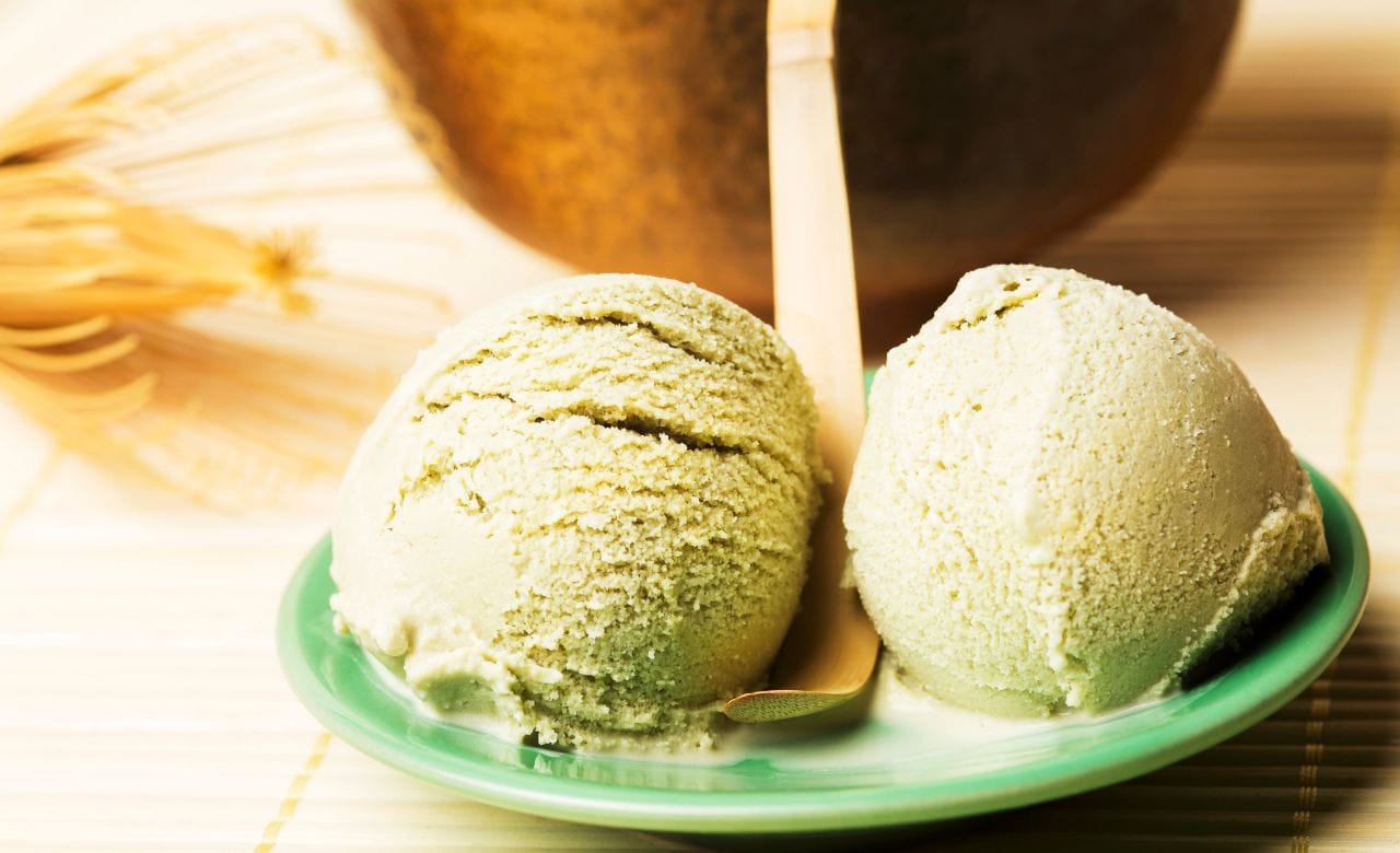 റം വറ്റി കഴിയുമ്പോൾ തീ ഓഫ് ചെയ്യുക. ശേഷം ഇളം ചൂടോടെ ഐസ്ക്രീമും ചേർത്ത് കഴിക്കാം. (Image Credits: Getty Images)