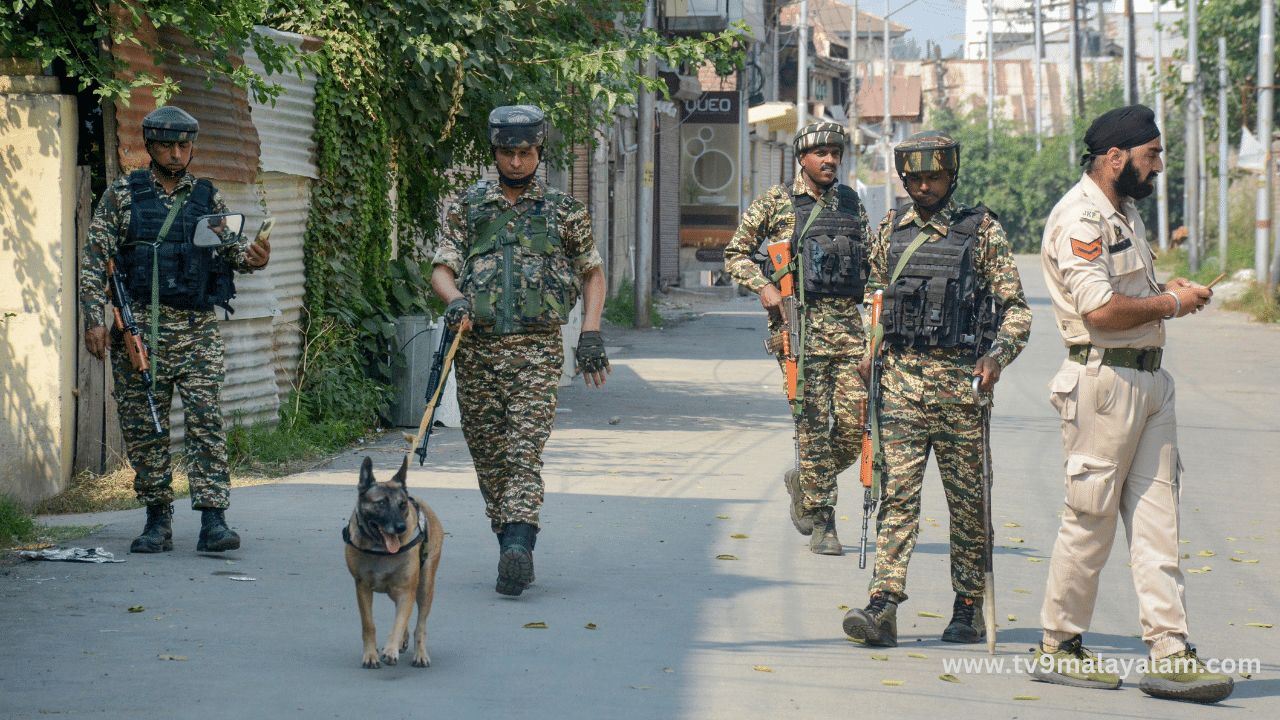 Jammu Kashmir Encounter: ജമ്മു കശ്മീരിൽ ഏറ്റുമുട്ടൽ; മൂന്ന് തീവ്രവാദികളെ വധിച്ചു, നാല് പോലീസുകാർക്ക് പരിക്ക്