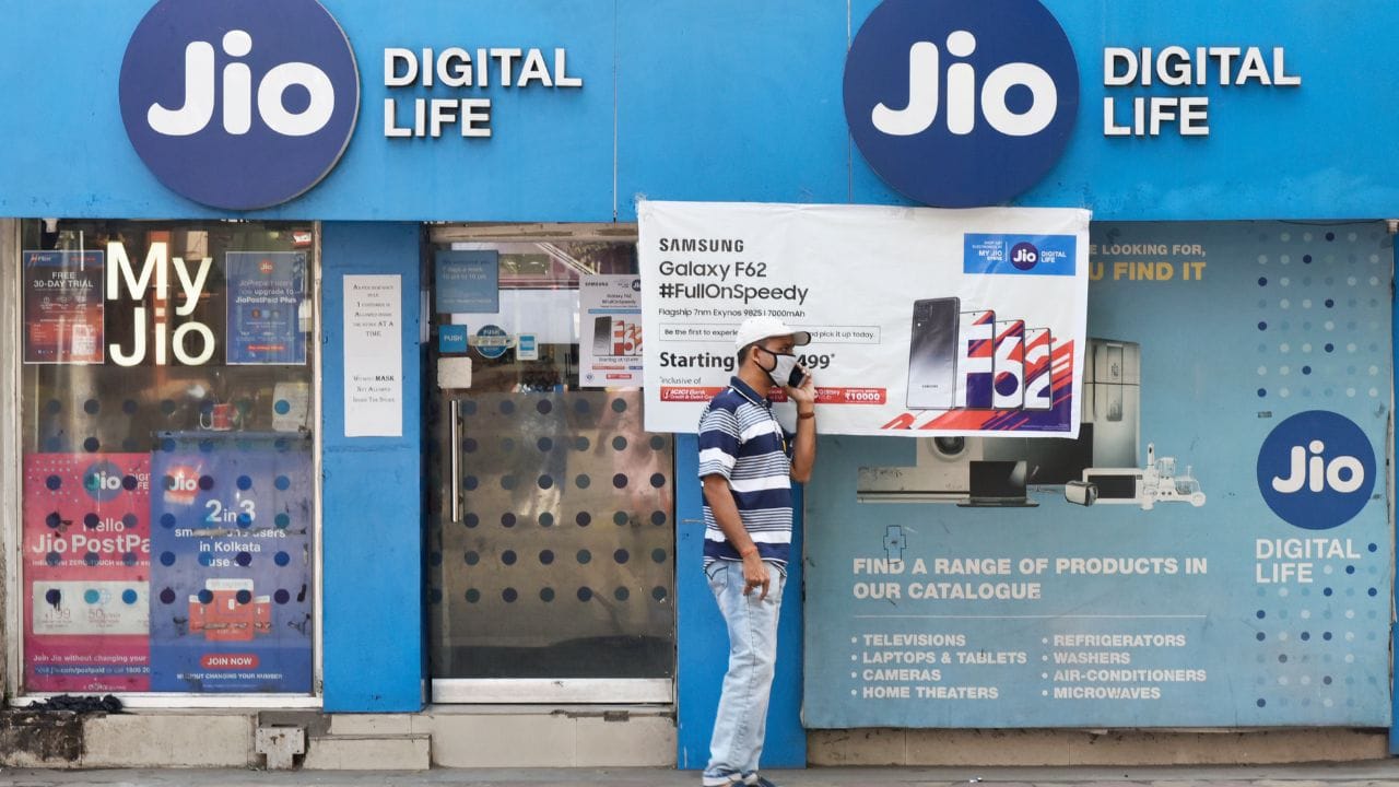 പുതിയ പ്ലാനുകള്‍ പ്രഖ്യാപിച്ചുകൊണ്ട് എന്നും ഉപഭോക്താക്കളെ അമ്പരപ്പിക്കുകയാണ് ജിയോ. രാജ്യത്തെ ഏറ്റവും വലിയ സ്വകാര്യ ടെലികോം കമ്പനി എന്ന നിലയില്‍ ജിയോയുടെ ഏതൊരു മാറ്റവും രാജ്യത്തെ ജനങ്ങളെ സ്വാധീനിക്കുന്നുണ്ട്. ഇപ്പോഴിതാ വരിക്കാര്‍ക്കായി വീണ്ടുമൊരു കിടിലന്‍ ഓഫറുമായി എത്തിയിരിക്കുകയാണ് കമ്പനി. (Image Credits: Getty Images)