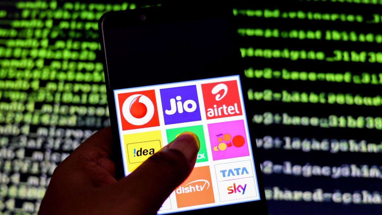 എന്നാല്‍ ഈ വൗച്ചര്‍ അര്‍ഹരായ ഉപഭോക്താക്കള്‍ക്ക് മാത്രമേ ലഭിക്കൂവെന്ന് കമ്പനി വ്യക്തമാക്കുന്നുണ്ട്. 299 രൂപയുടെ പ്രീപെയ്ഡ് പ്ലാന്‍ റീചാര്‍ജ് ചെയ്യുന്നവരെ ലക്ഷ്യമിട്ടാണ് പ്രധാനമായും കമ്പനി ഈ ഓഫര്‍ മുന്നോട്ടുവെക്കുന്നത്. 299 രൂപയുടെ പ്ലാനില്‍ പ്രതിദിനം 1.5 ജിബി ഡാറ്റയാണ് ലഭിക്കുക. (Image Credits: Getty Images)