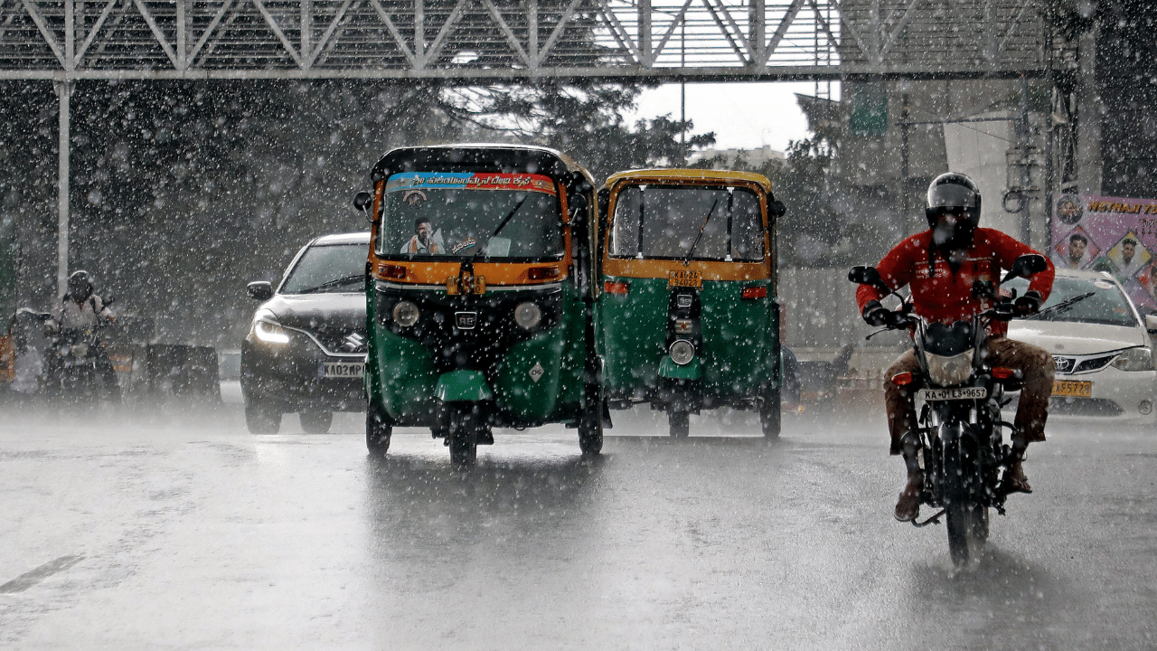 Kerala Rain Alert: ബംഗാൾ ഉൾക്കടലിന് മുകളിൽ ന്യൂനമർദ്ദം രൂപപ്പെട്ടു; നാളെ തീവ്രന്യൂനമർദ്ദമാകും, വരും ദിവസങ്ങളിൽ മഴ ശക്തമാകും