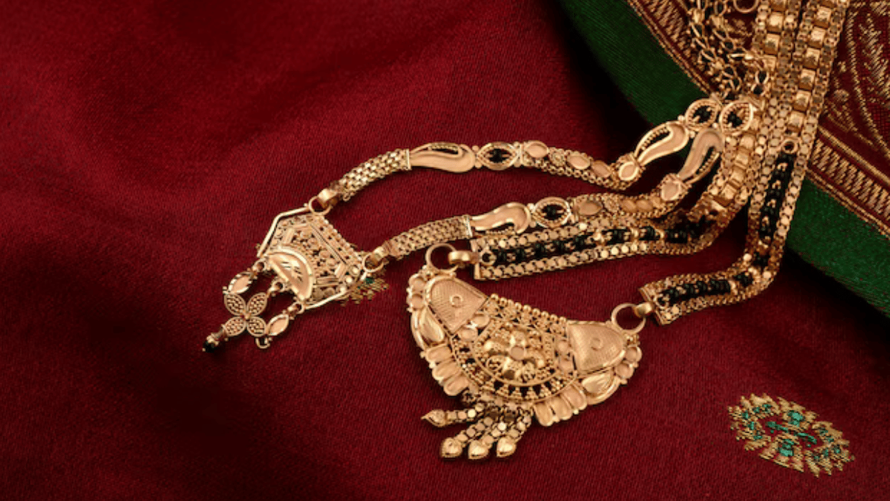 സംസ്ഥാനത്ത് സ്വർണവിലയിൽ (Gold Price) വർധനവ്. തുടർച്ചയായി അഞ്ച് ദിവസം ഇടിവ് രേഖപ്പെടുത്തിയ ശേഷമാണ് ഇന്ന് നേരിയ വർദ്ധനവ് രേഖപ്പെടുത്തിയത്. ഇന്ന് (വെള്ളി) ഒരു ഗ്രാമിന് 10 രൂപയും പവന് 80 രൂപയുമാണ് കൂടിയത്. ഗ്രാമിന് 6945 രൂപയിലും പവന് 55560 രൂപയിലുമാണ് വ്യാപാരം പുരോഗമിക്കുന്നത്. (Image Credits: Freepik)
