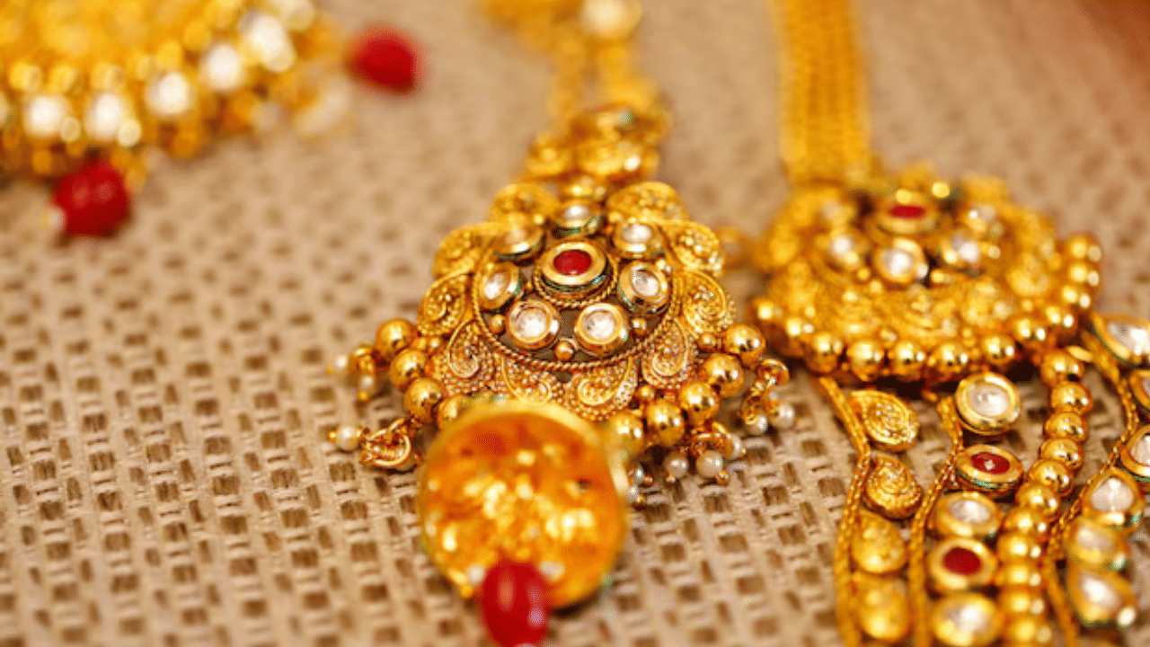 കഴിഞ്ഞ ഒരാഴ്ച്ചത്തെ സ്വർണ്ണനിരക്ക് ഇങ്ങനെ നവംബർ 07: 57,600, നവംബർ 08: 58,280, നവംബർ 09: 58,200, നവംബർ 10: 58,200, നവംബർ 11: 57,760, നവംബർ 12: 56,680, നവംബർ 13: 56,360, നവംബർ 14: 55,480. (Image Credits: Freepik)